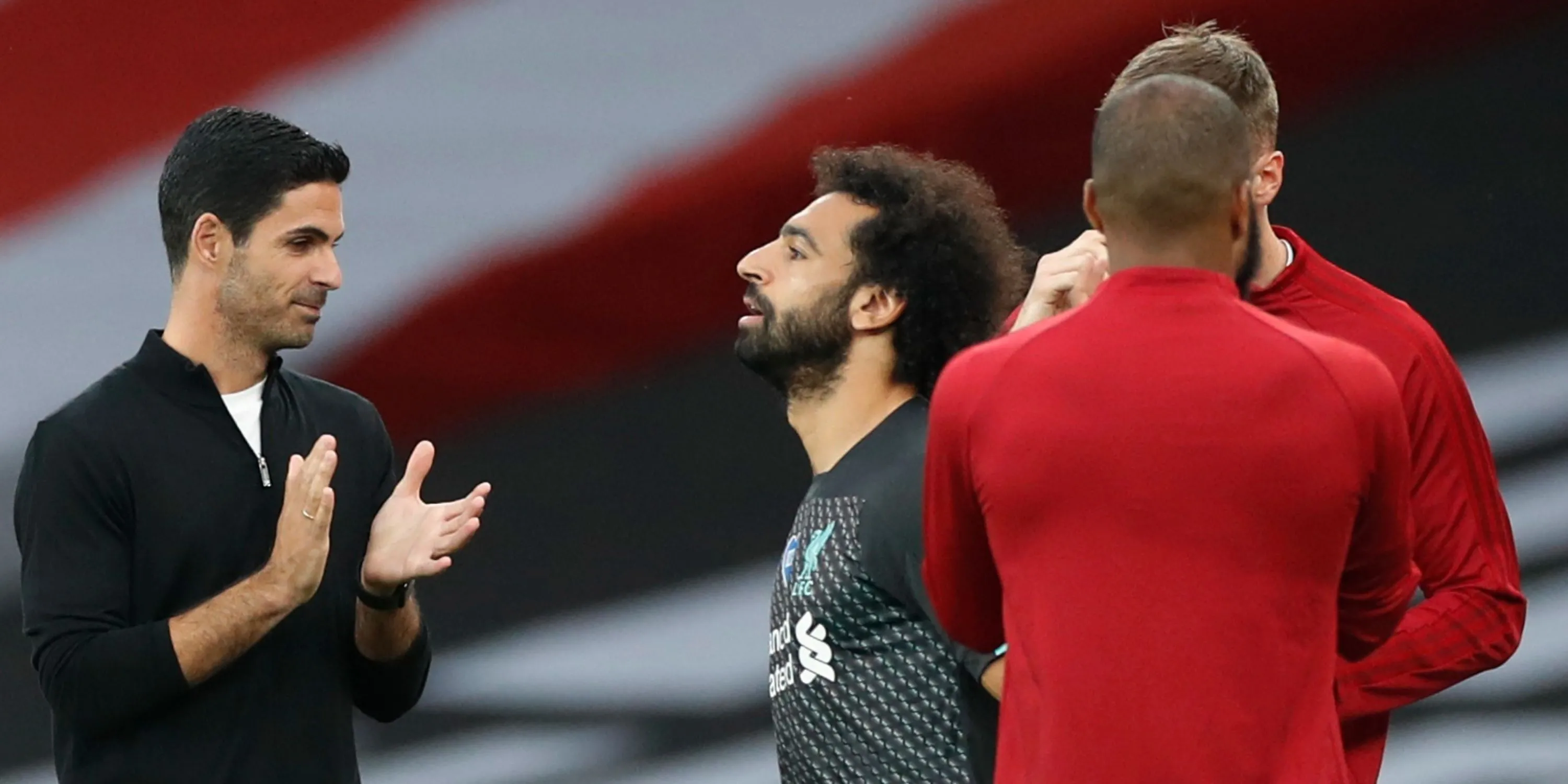 Mohamed Salah được Mikel Arteta chào đón trong một nghi thức Guard of Honour trước đó