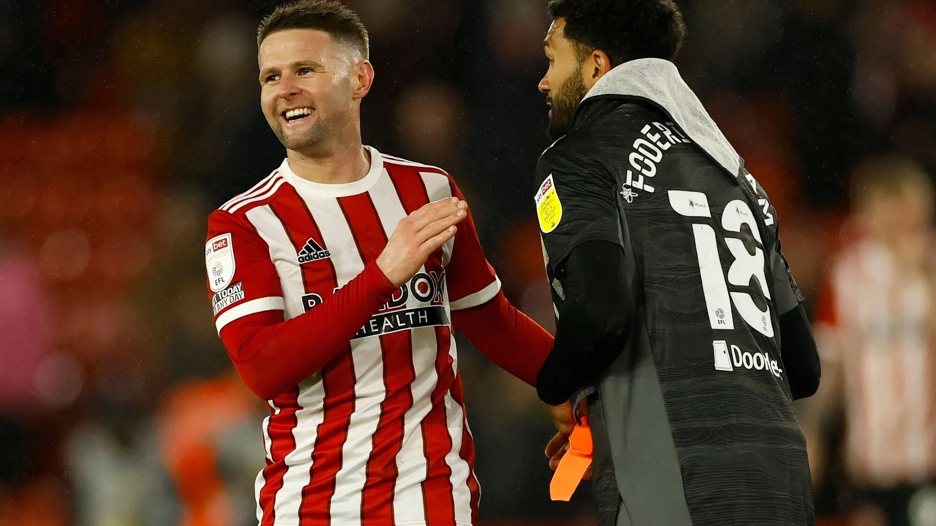 Oliver Norwood ăn mừng cuồng nhiệt trong màu áo Sheffield United sau một thành công của đội bóng