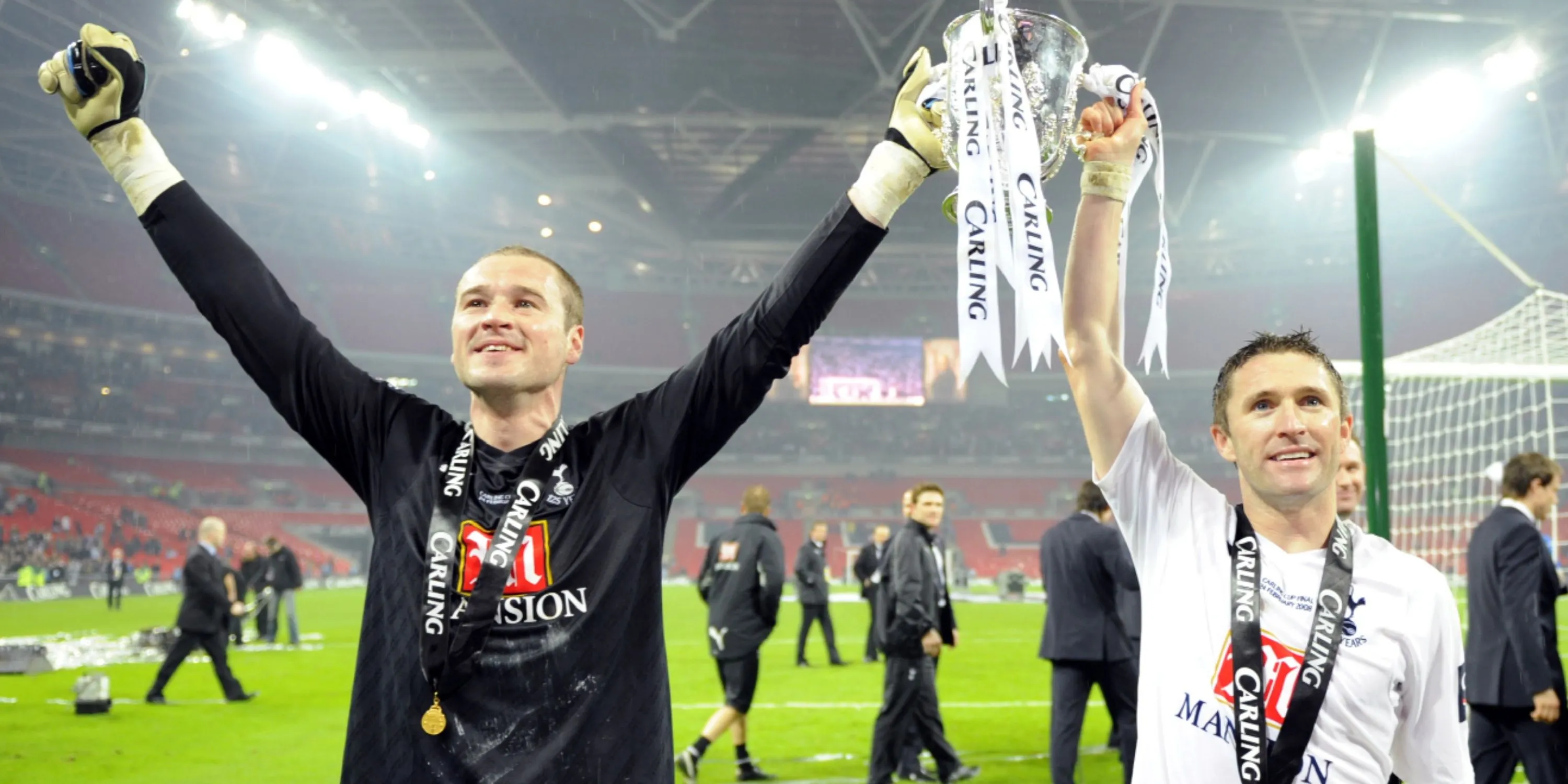 Paul Robinson và Robbie Keane nâng cao chiếc cúp League Cup năm 2008