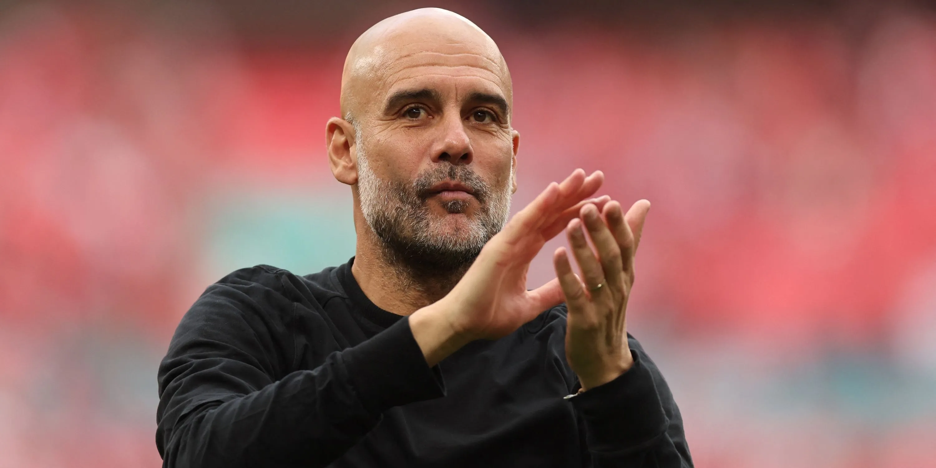 Pep Guardiola HLV Man City vỗ tay tri ân người hâm mộ sau trận đấu