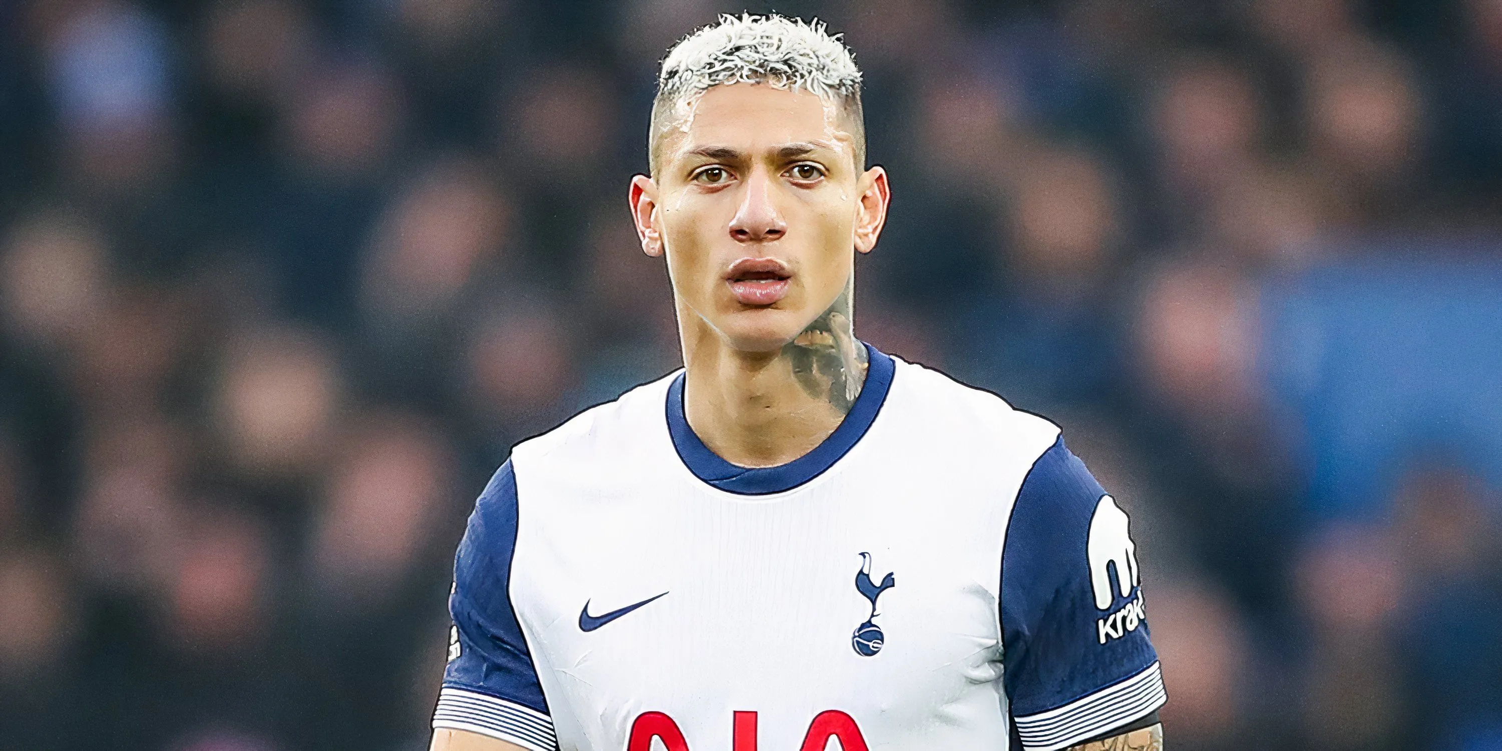 Richarlison thi đấu cho Tottenham Hotspur trong bối cảnh tin đồn chuyển nhượng