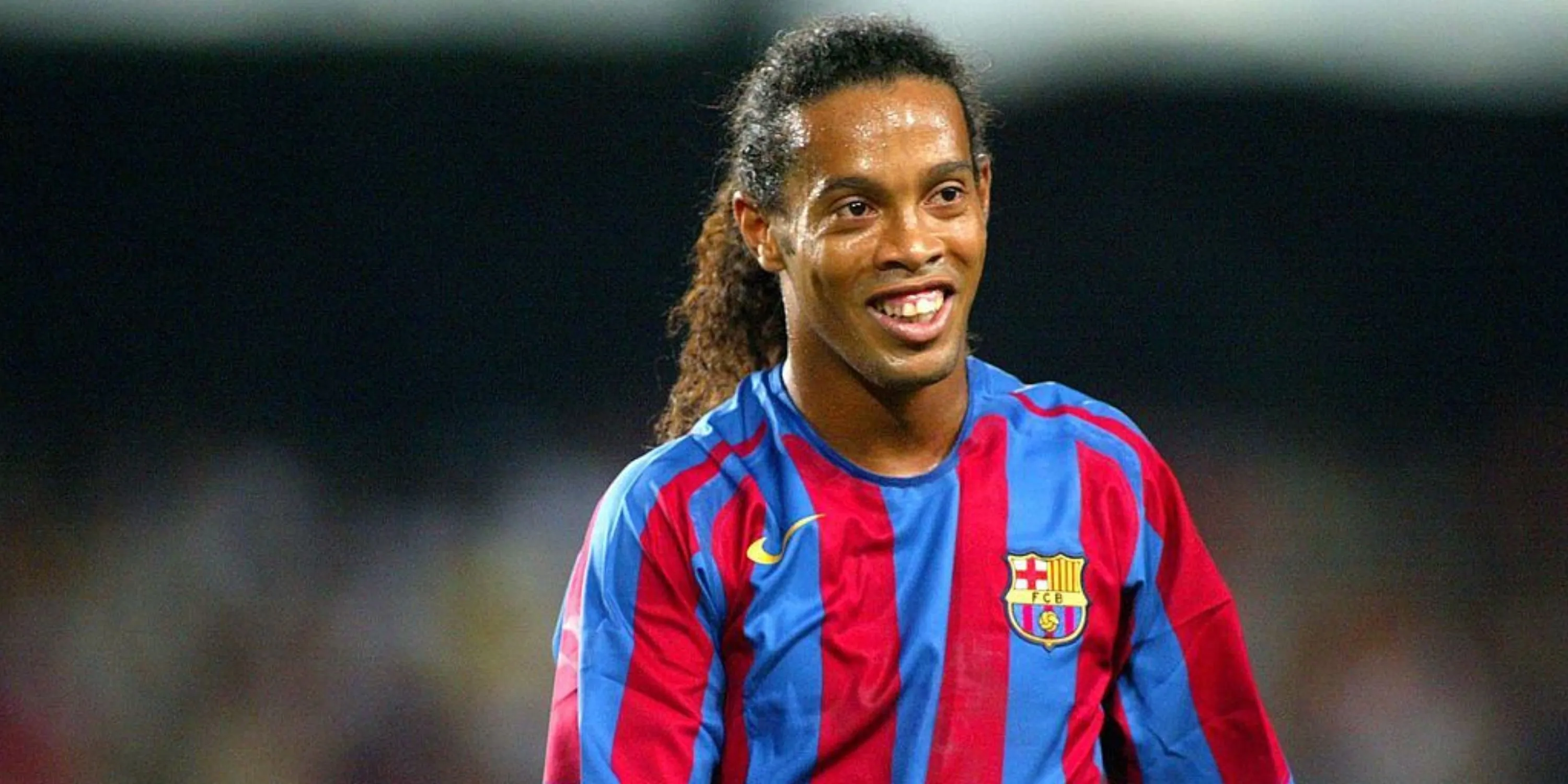 Ronaldinho suýt ký hợp đồng với Manchester United theo lời kể của Scholes