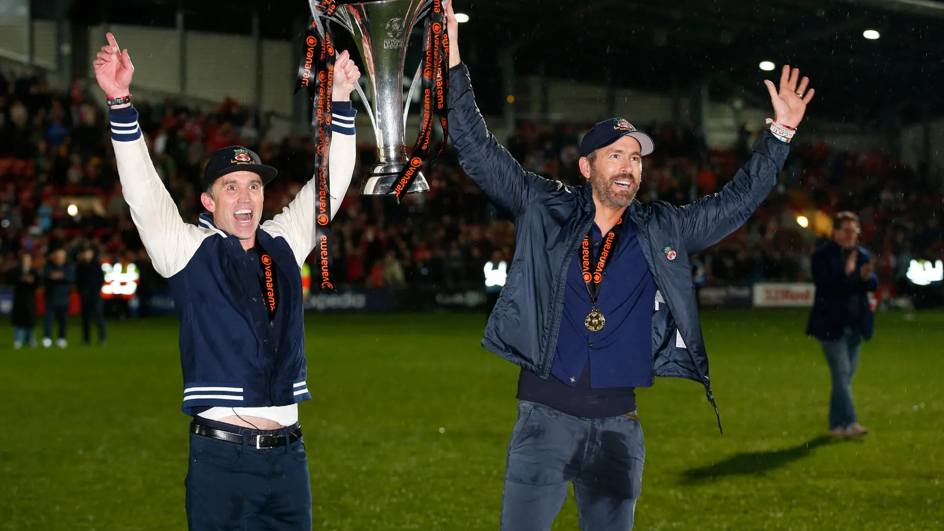 Ryan Reynolds và Rob McElhenney, hai đồng sở hữu của CLB Wrexham, cùng nhau theo dõi một trận đấu.