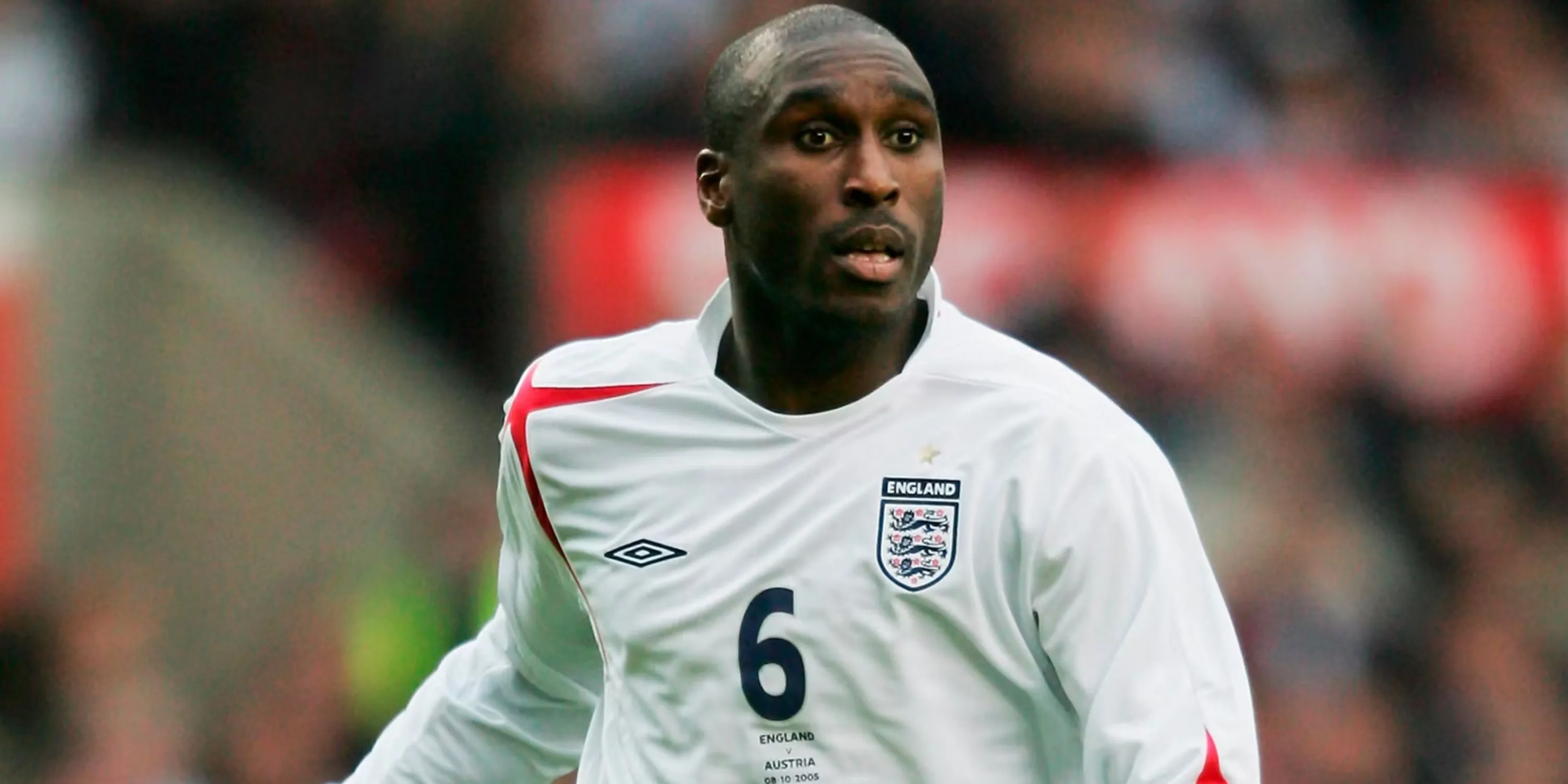 Sol Campbell trong màu áo Arsenal, hậu vệ được Brian Deane đánh giá cao