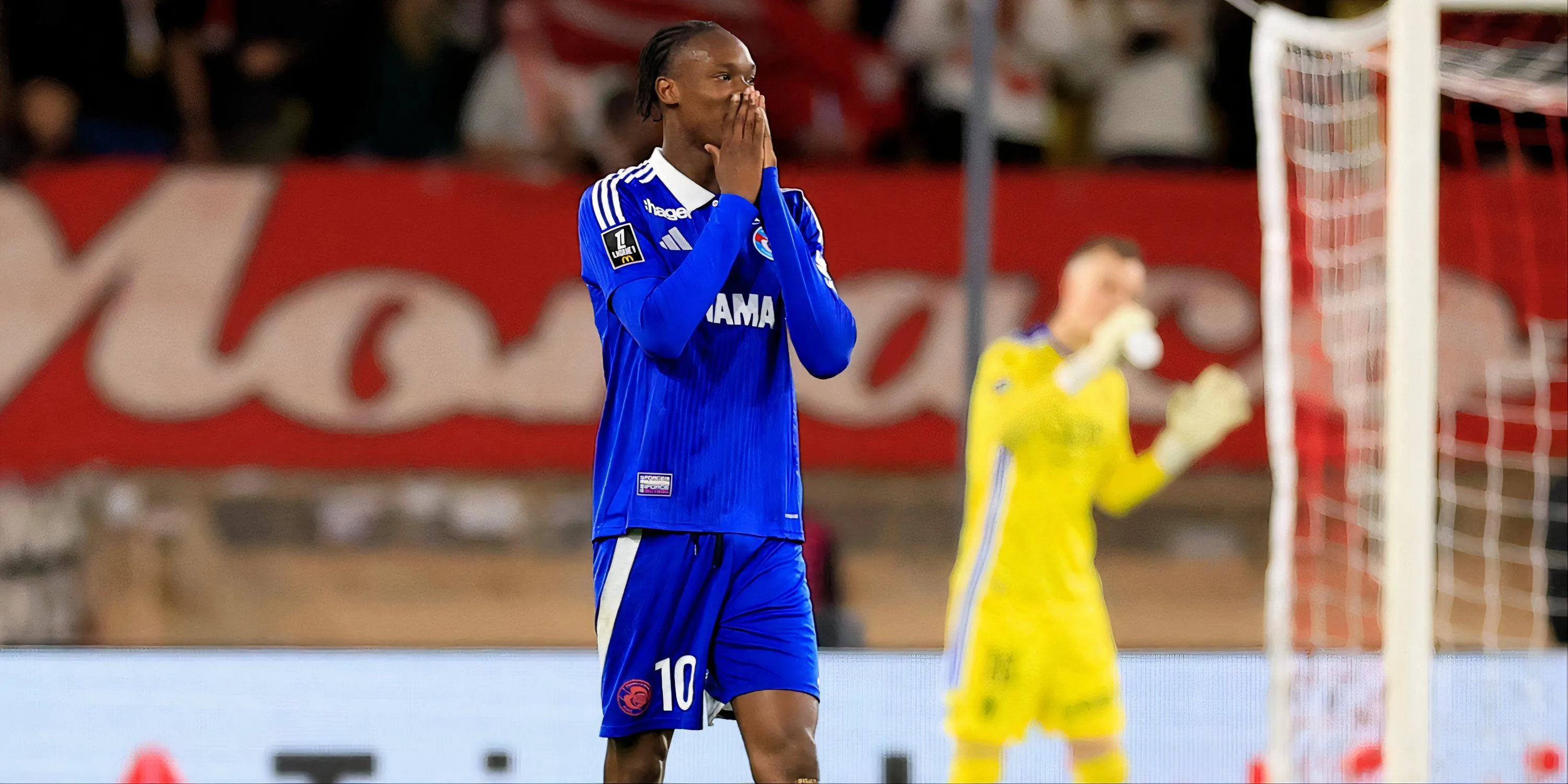 Tiền đạo Emmanuel Emegha trong màu áo Strasbourg, mục tiêu chuyển nhượng tiềm năng của Chelsea hè này.