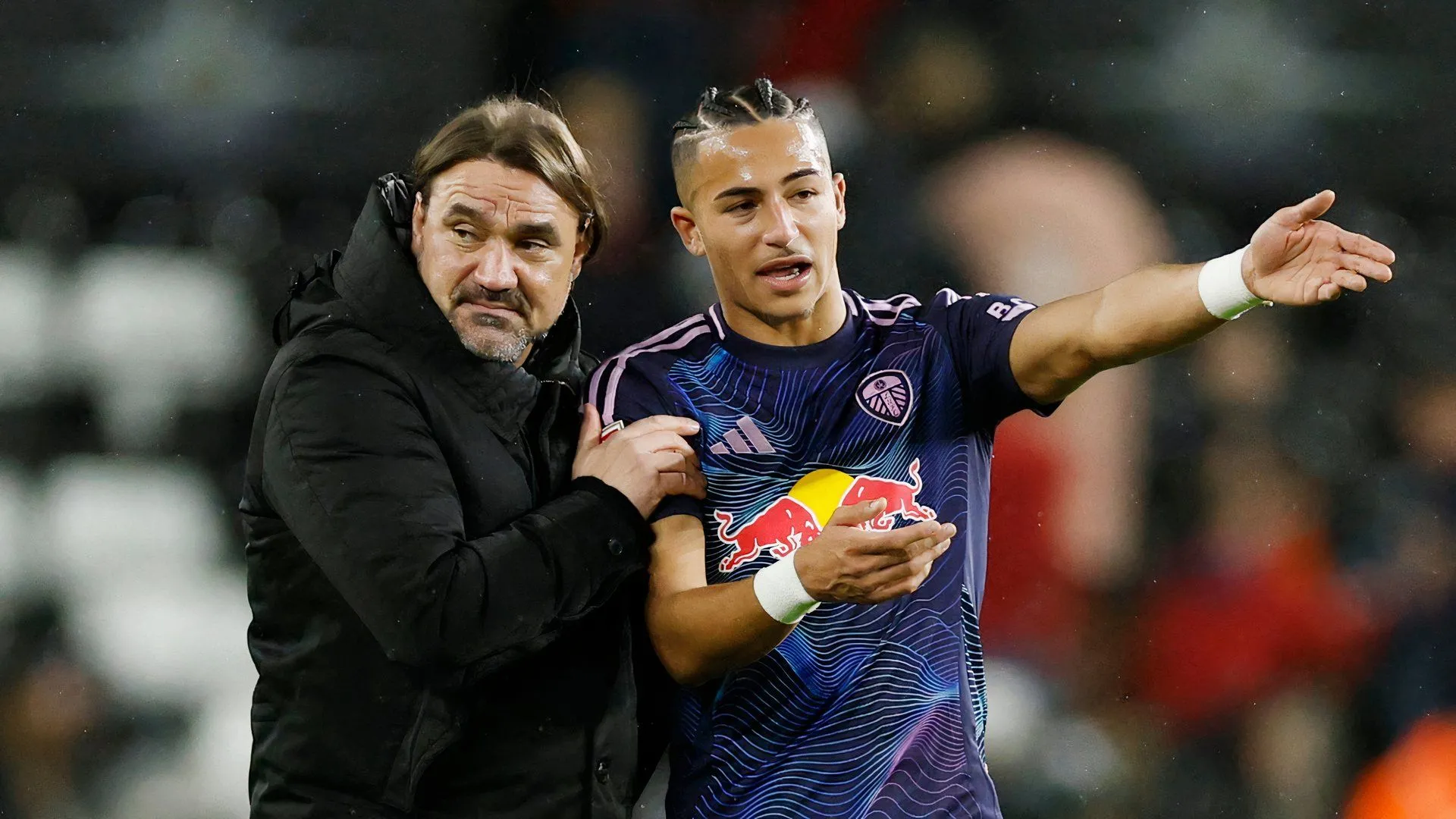 Tiền đạo Mateo Joseph của Leeds United trao đổi cùng HLV Daniel Farke về chiến thuật