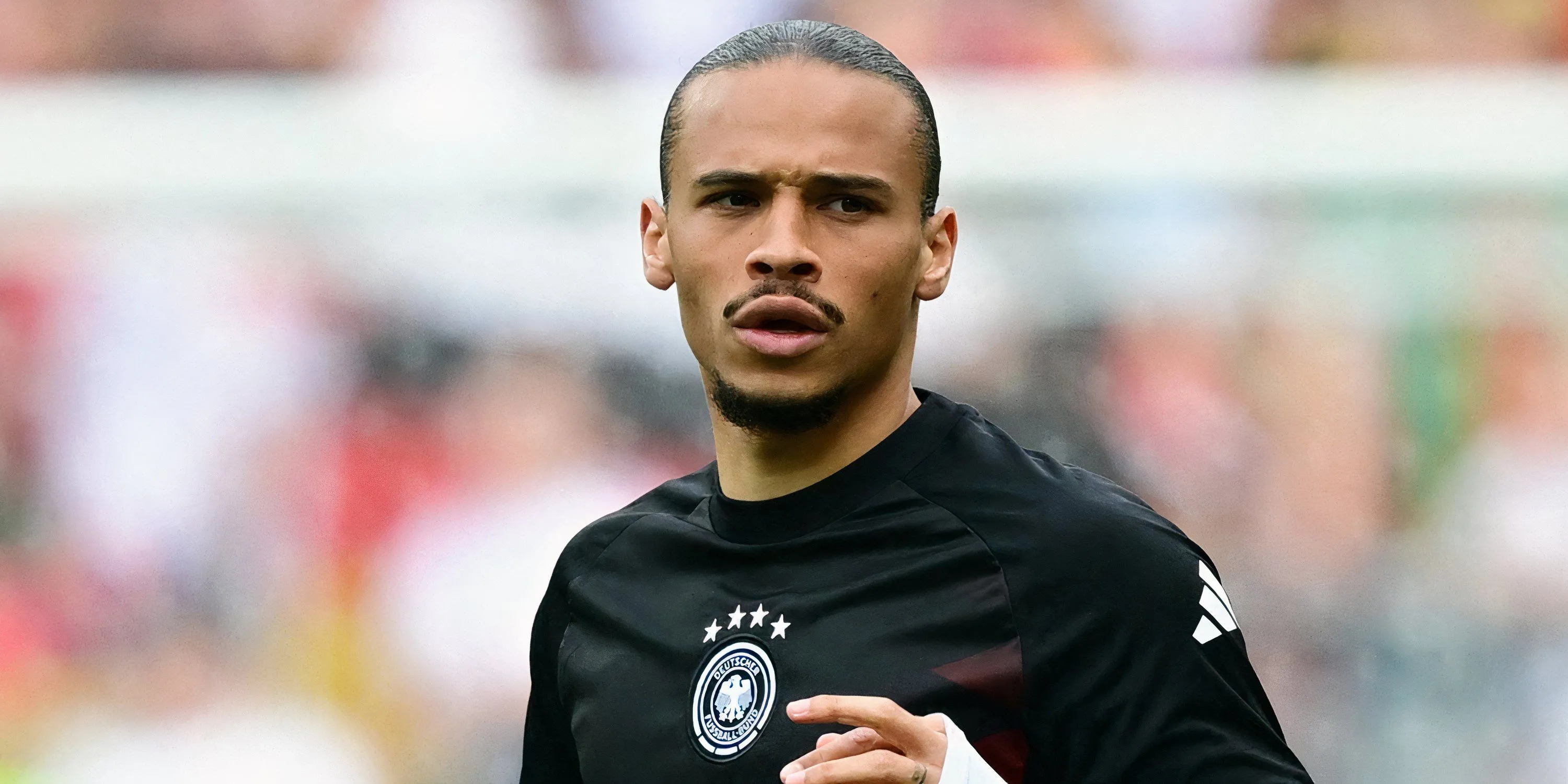 Tiền vệ cánh Leroy Sane khởi động cùng đội tuyển Đức.