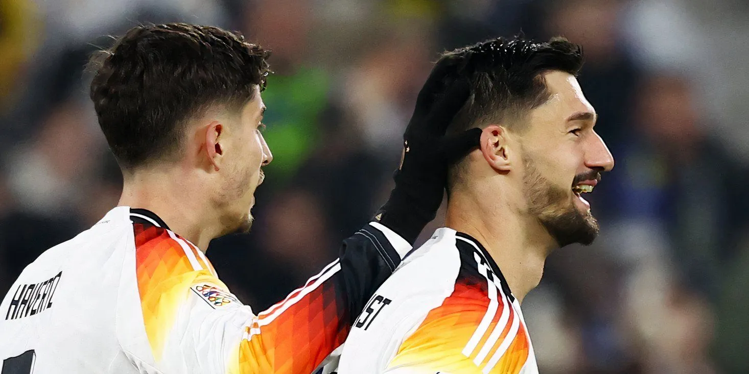 Tim Kleindienst (phải) và Kai Havertz trong màu áo đội tuyển Đức, thể hiện tiềm năng của Kleindienst trên hàng công.