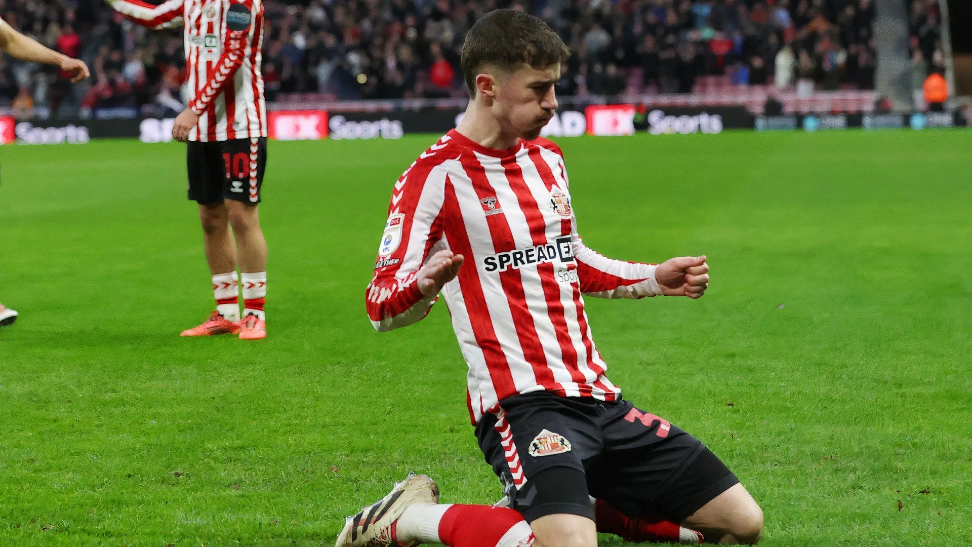 Trai Hume trong màu áo Sunderland với màn trình diễn ấn tượng tại Championship