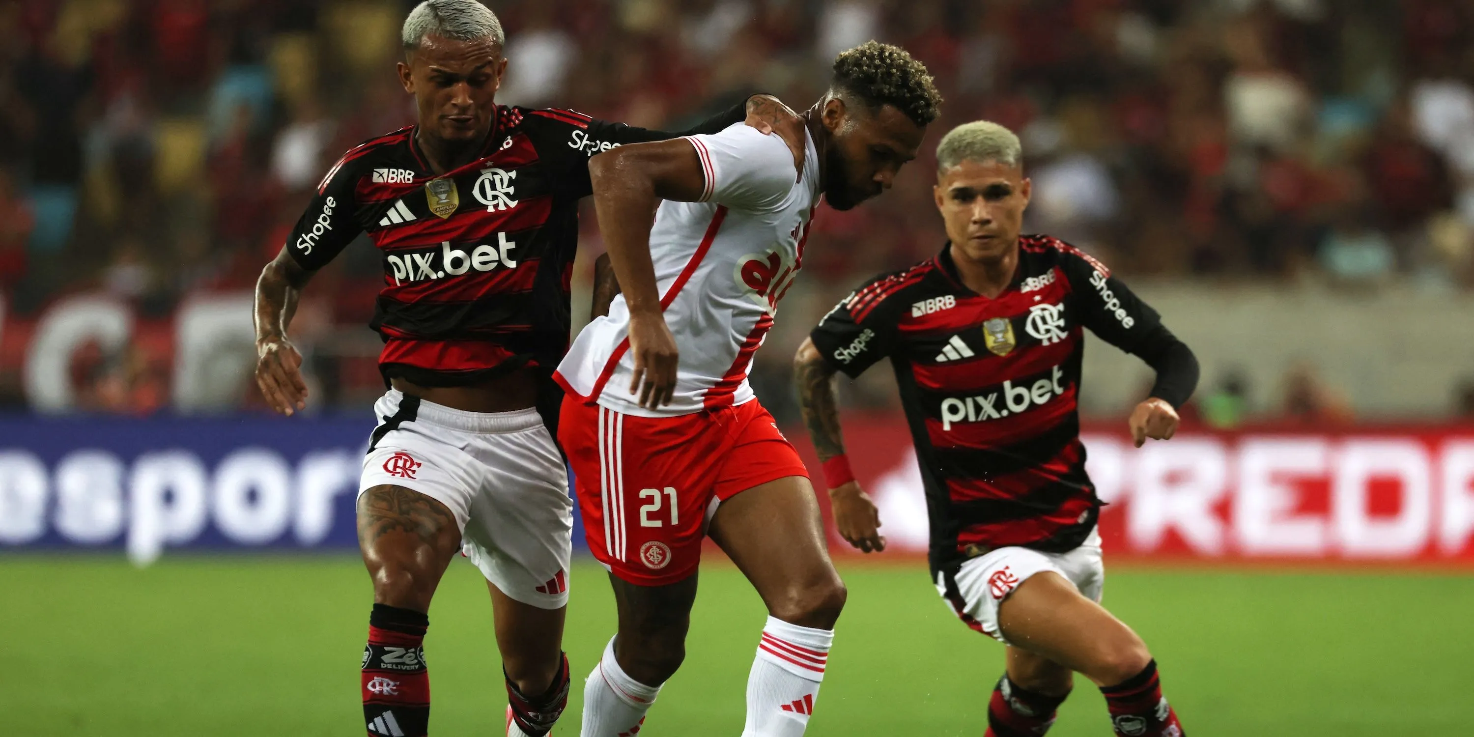 Wesley Franca của Flamengo (phải) tranh chấp bóng quyết liệt với cầu thủ Internacional