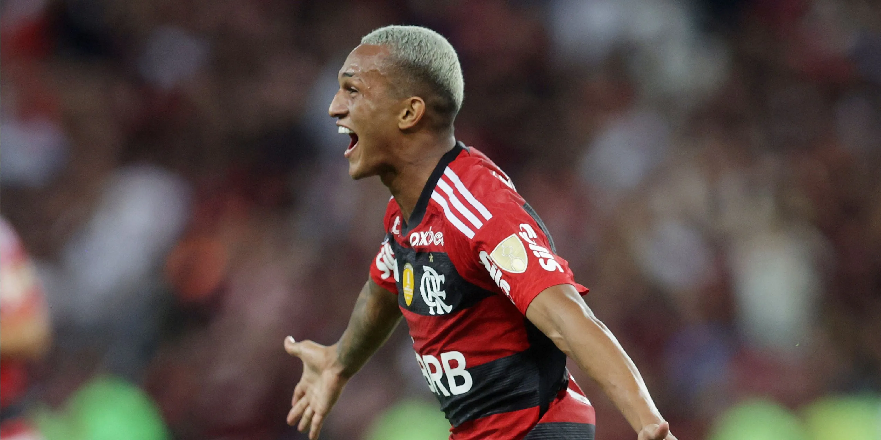 Wesley Franca hậu vệ phải của Flamengo thi đấu ấn tượng trên sân