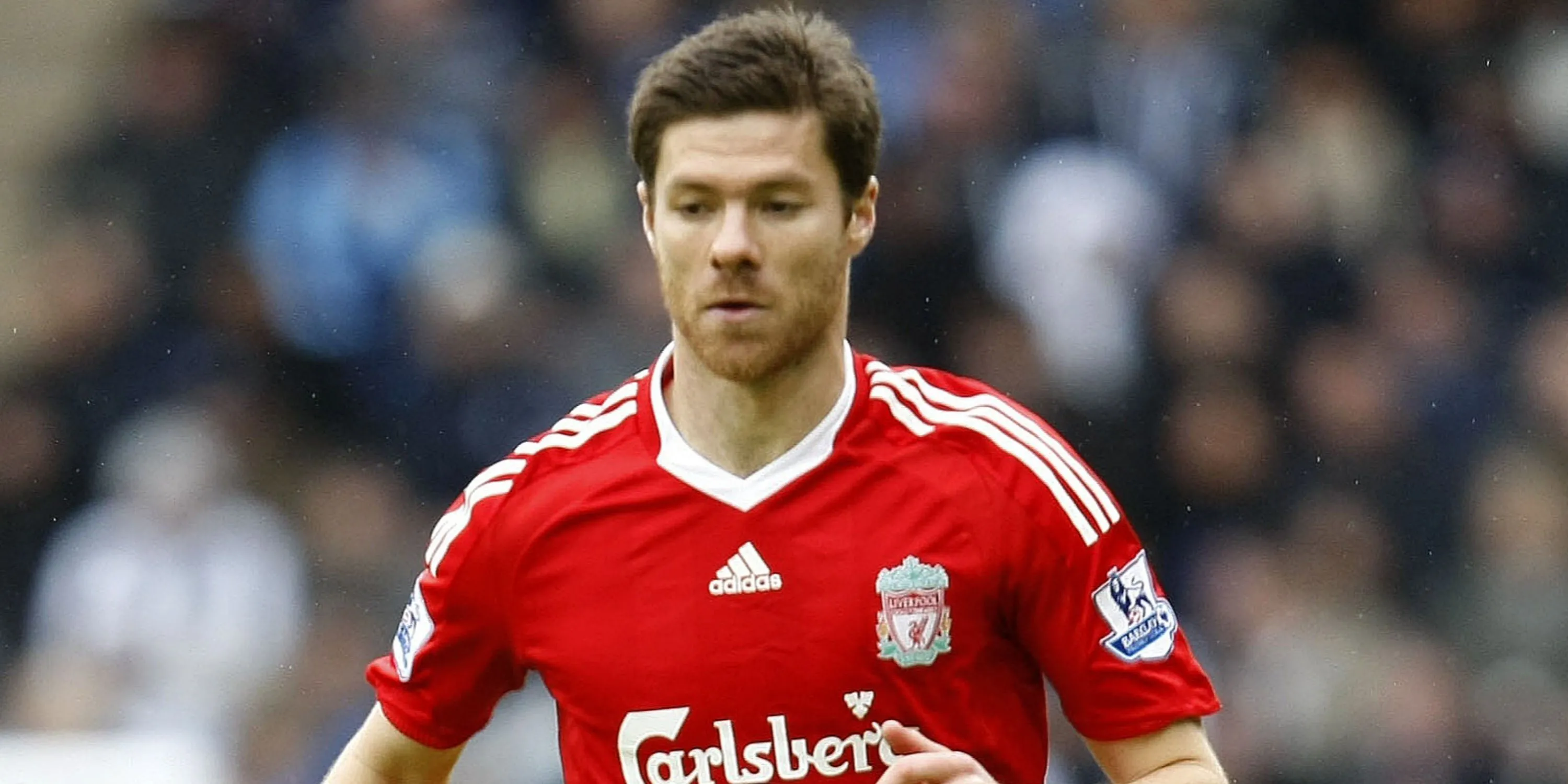 Xabi Alonso ăn mừng bàn thắng từ giữa sân cho Liverpool