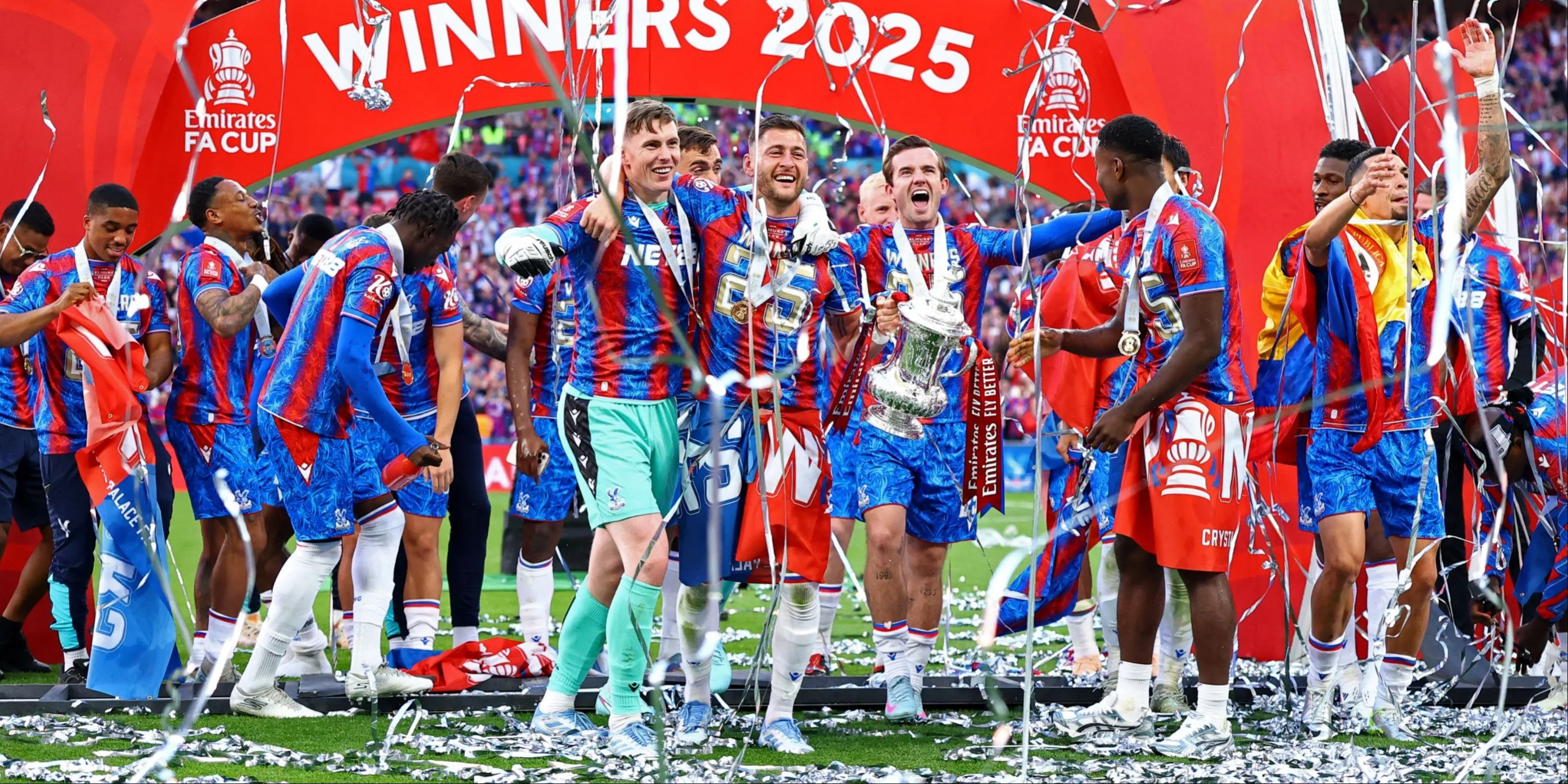 Các cầu thủ Crystal Palace ăn mừng chức vô địch FA Cup lịch sử