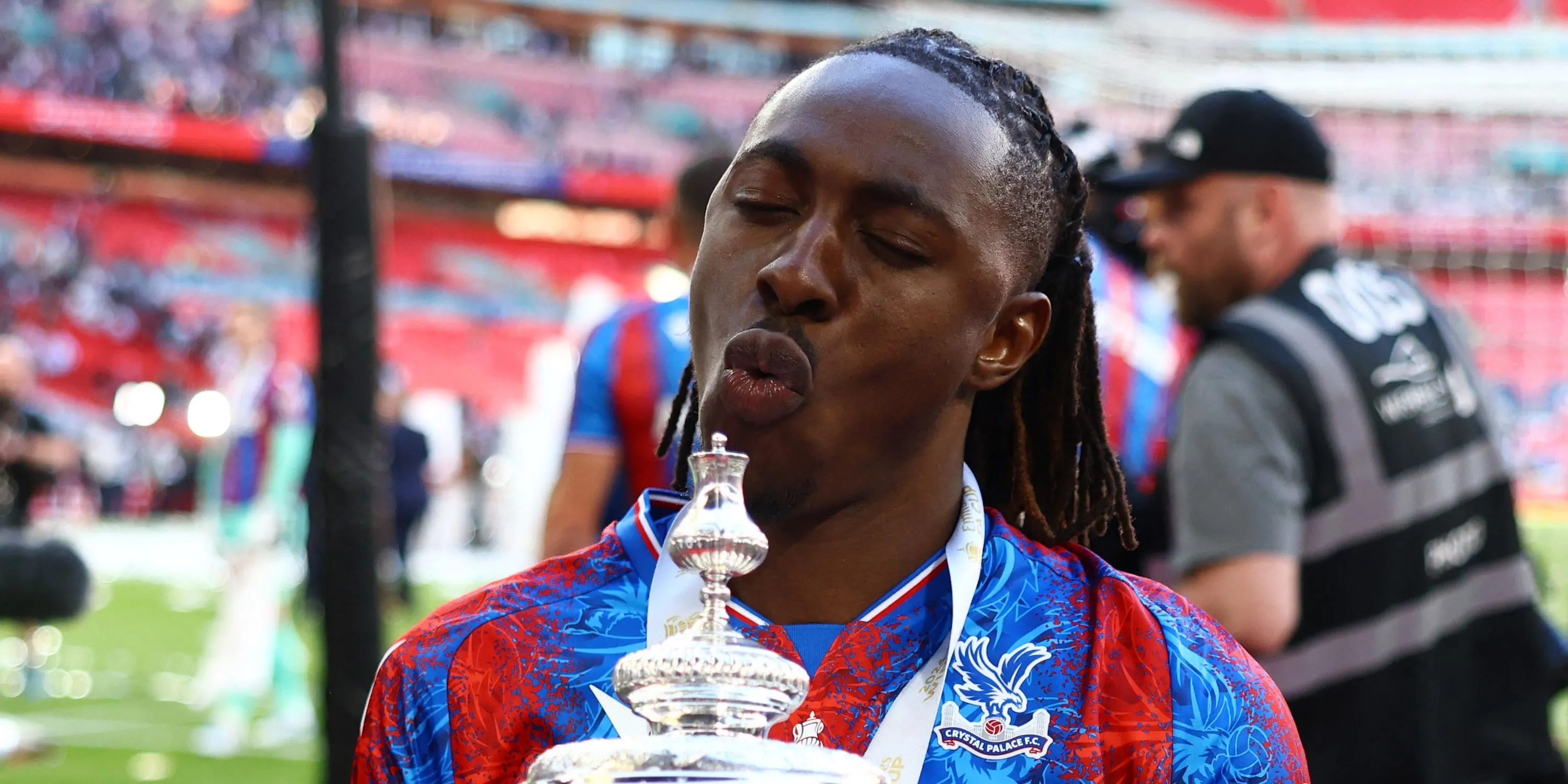 Cầu thủ Crystal Palace Eberechi Eze ăn mừng danh hiệu