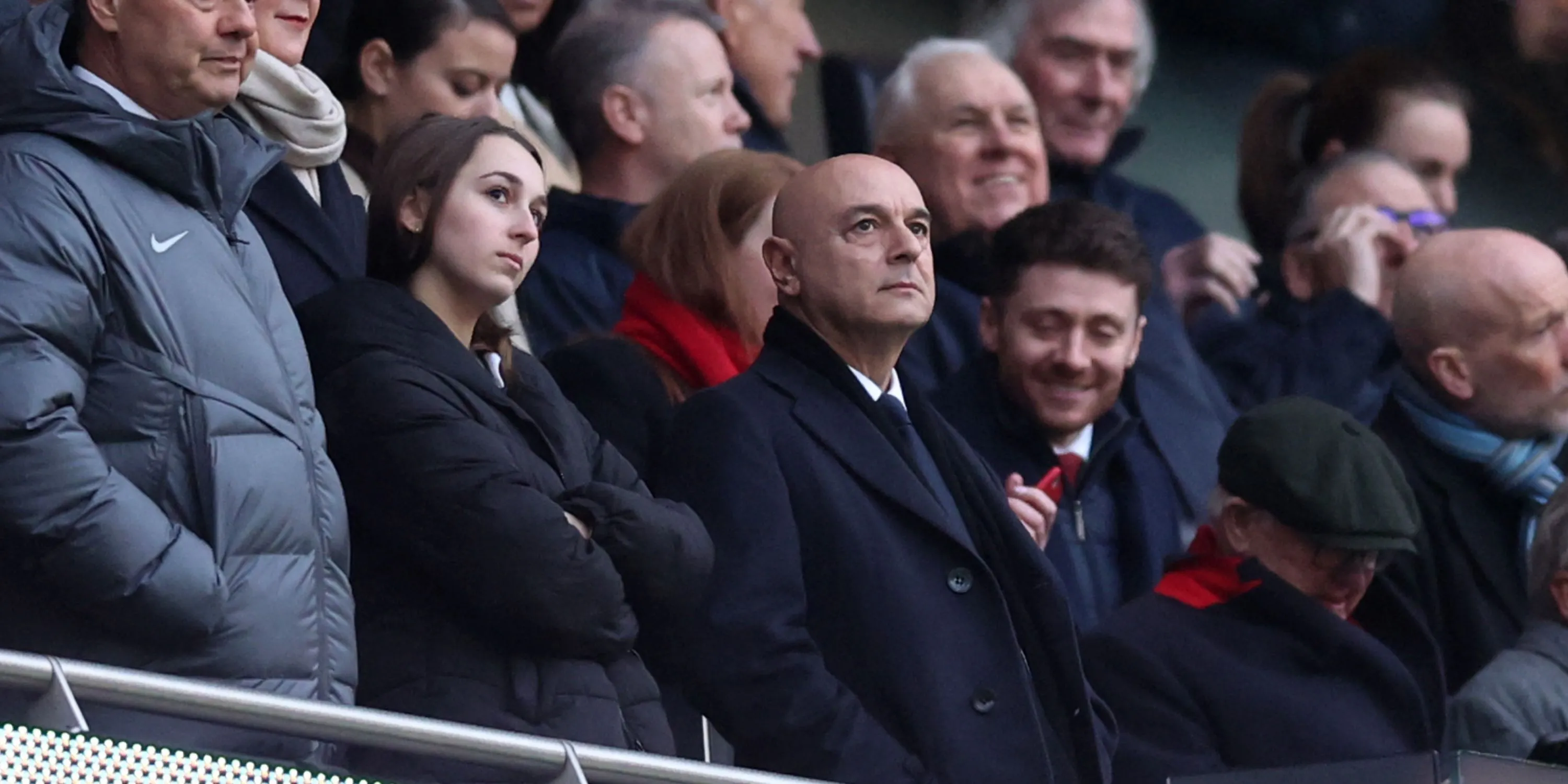 Chủ tịch Tottenham Daniel Levy trên khán đài trong trận đấu Premier League, người đưa ra các quyết định quan trọng về chuyển nhượng và HLV