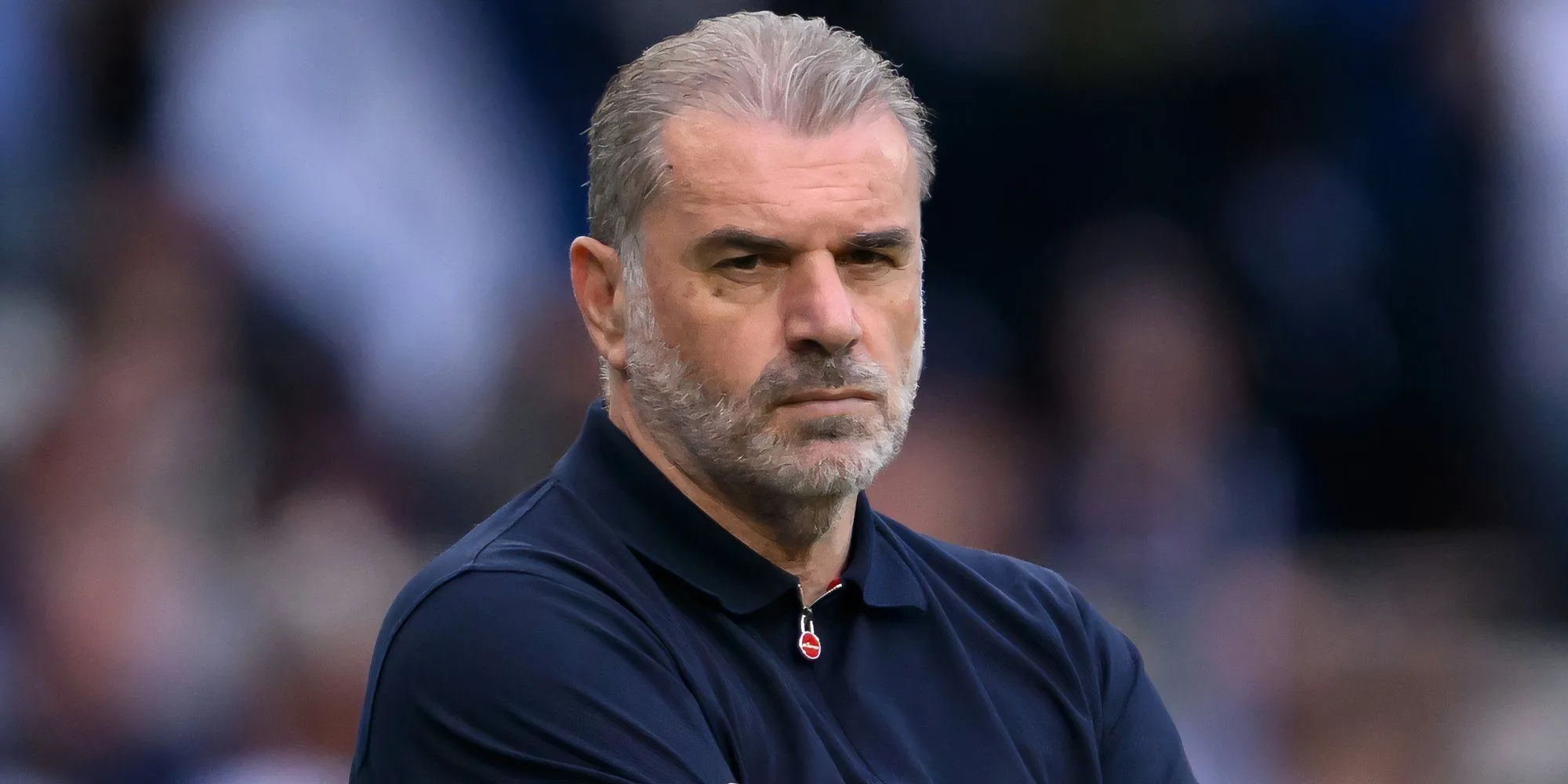HLV Ange Postecoglou đứng trên sân chỉ đạo