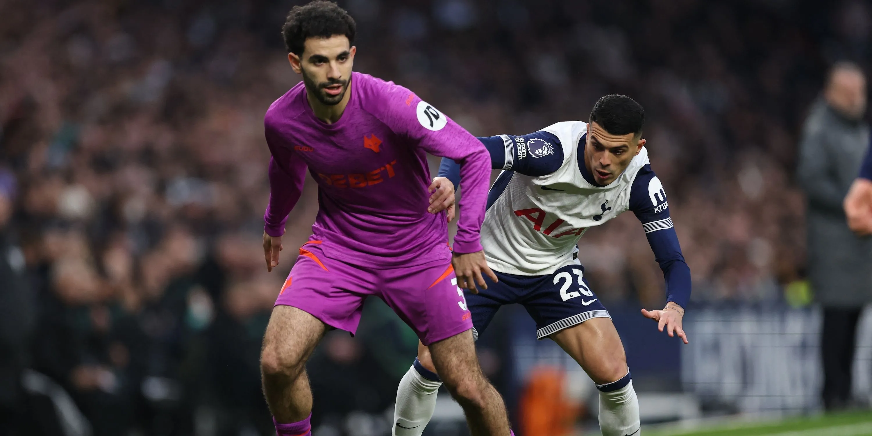 Rayan Ait-Nouri (Wolves) trong một pha tranh chấp với cầu thủ Tottenham