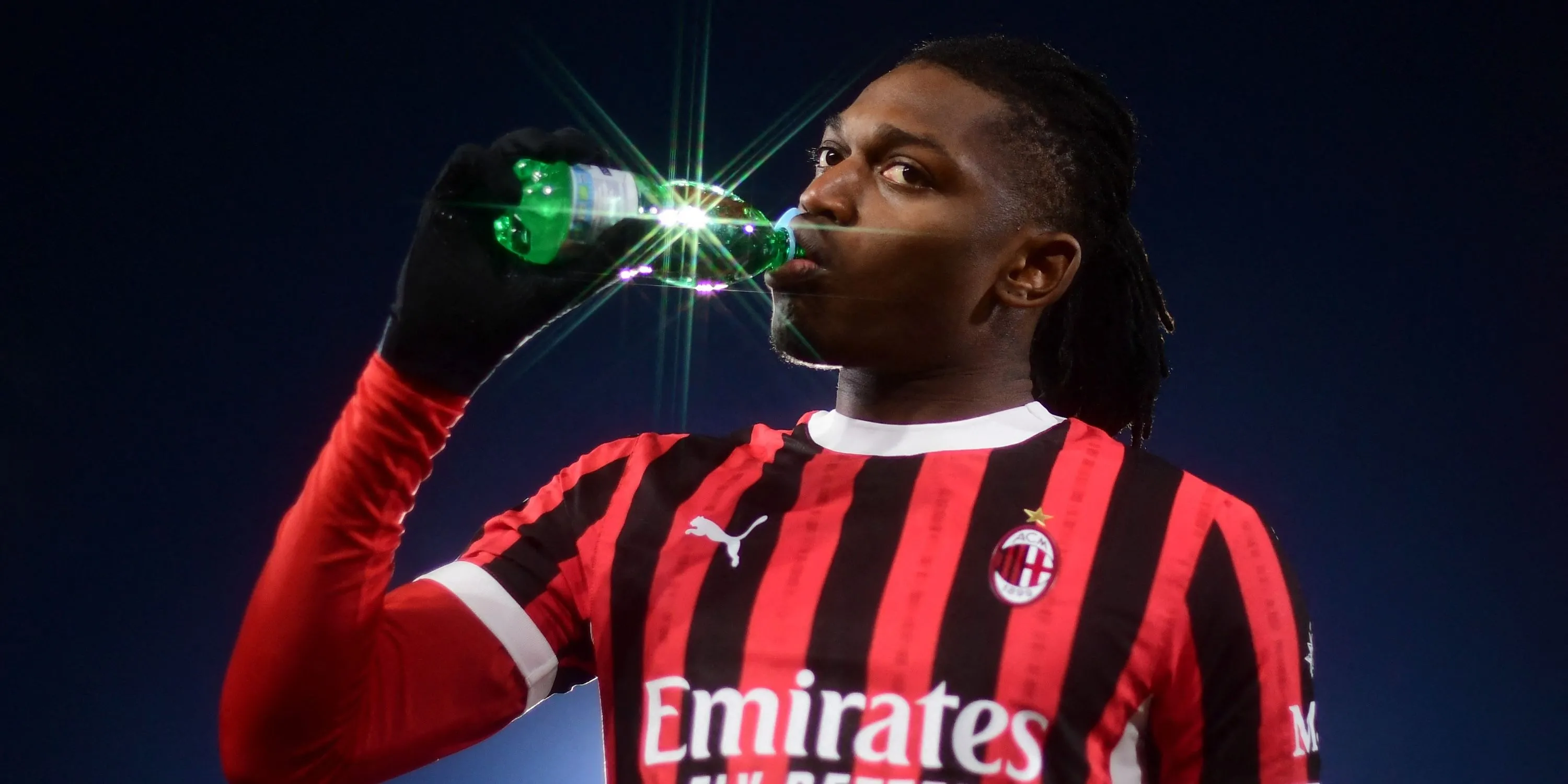 Tiền đạo Rafael Leao của AC Milan trên sân cỏ.