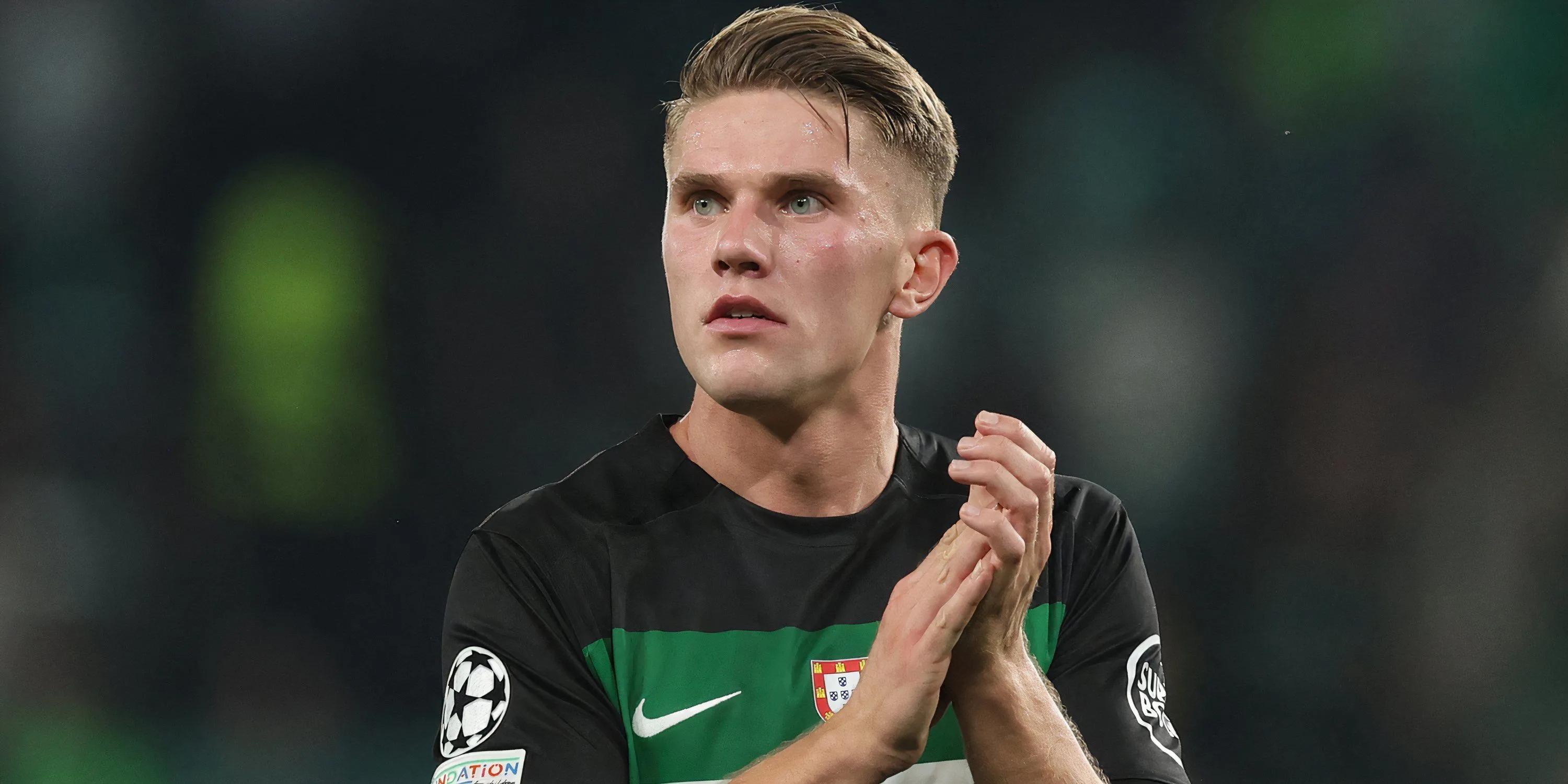 Tiền đạo Sporting Viktor Gyokeres vỗ tay cảm ơn người hâm mộ