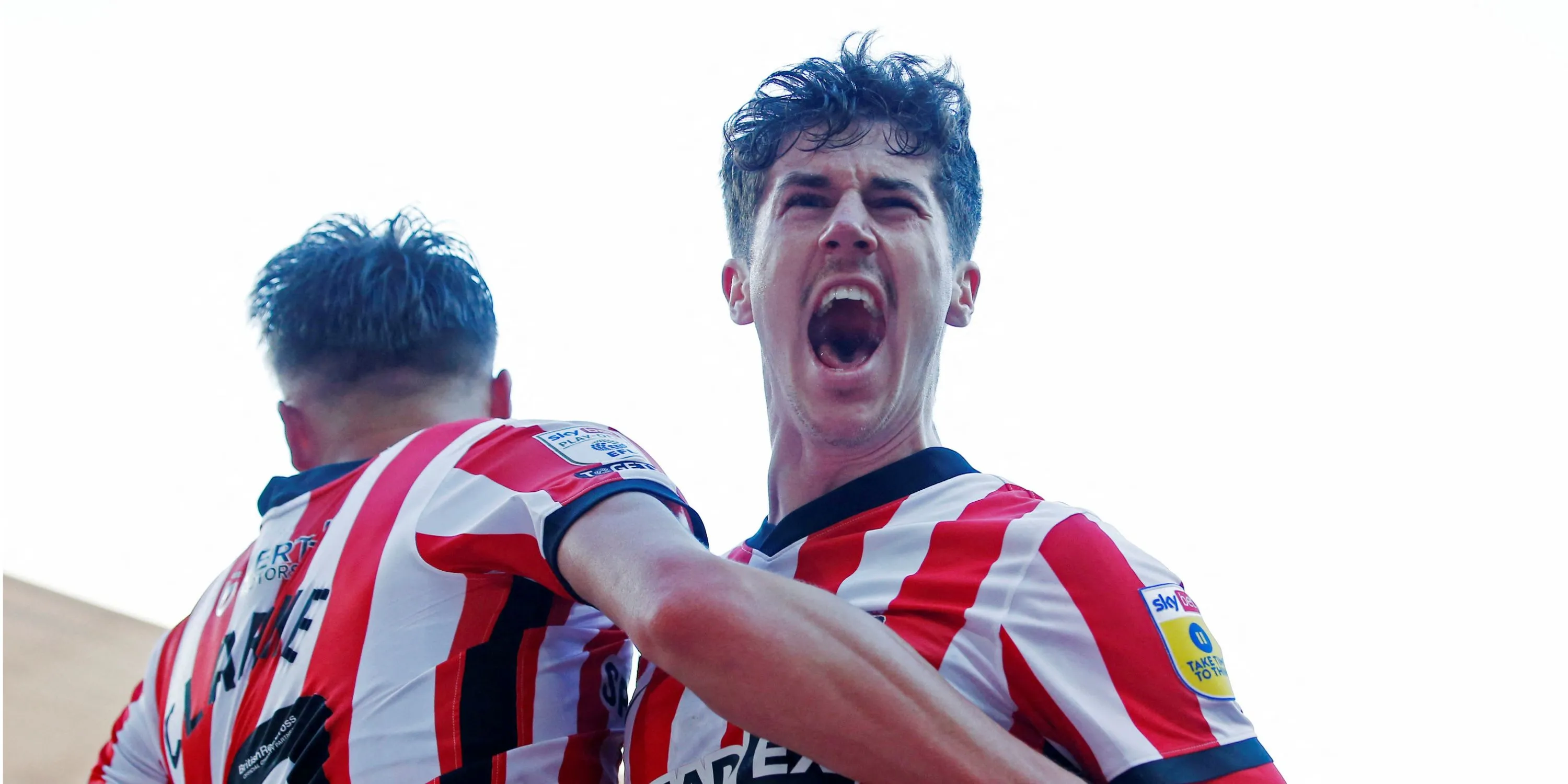 Trai Hume thi đấu cho Sunderland ở giải Championship