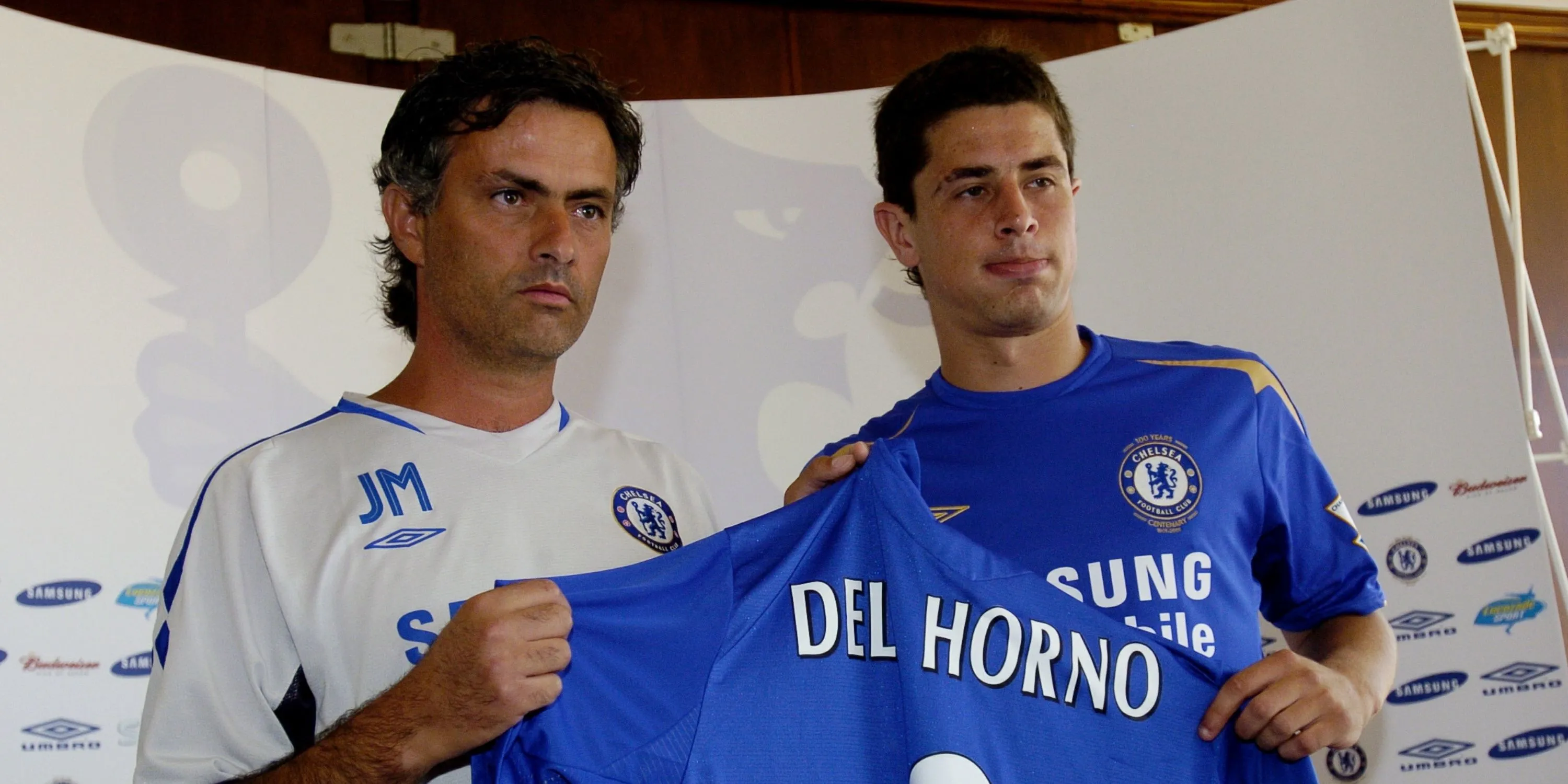 Asier Del Horno ăn mừng cùng Chelsea