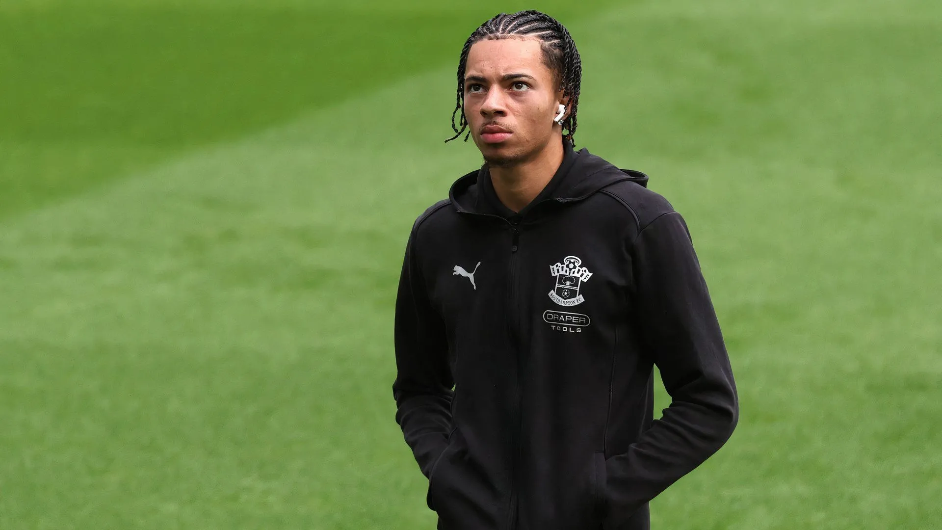 Cầu thủ chạy cánh Samuel Edozie trên sân tập của Southampton