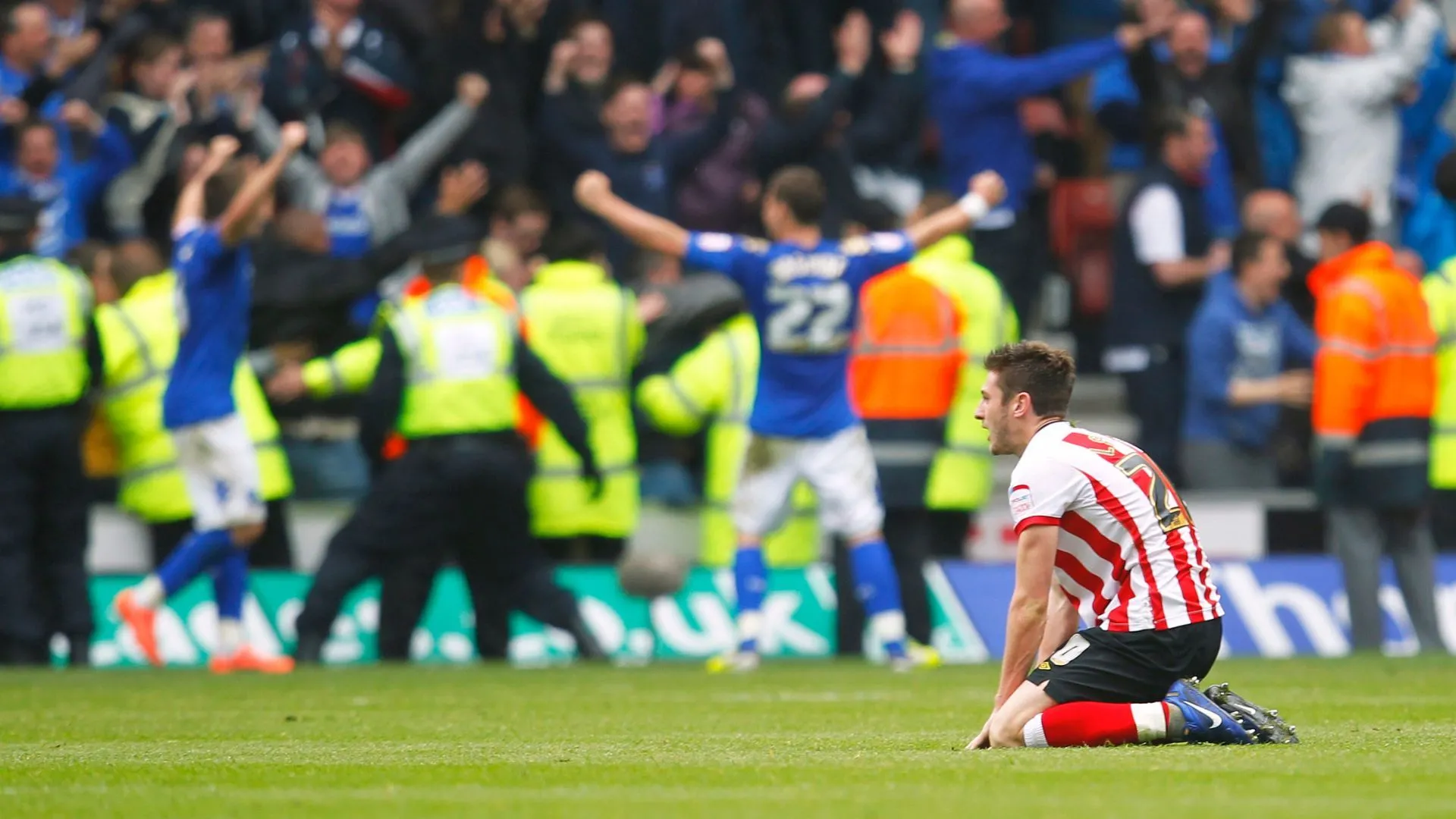 David Norris (áo xanh) ăn mừng bàn thắng gỡ hòa ở phút bù giờ, khiến các cầu thủ Southampton tiếc nuối trên sân St Mary's.