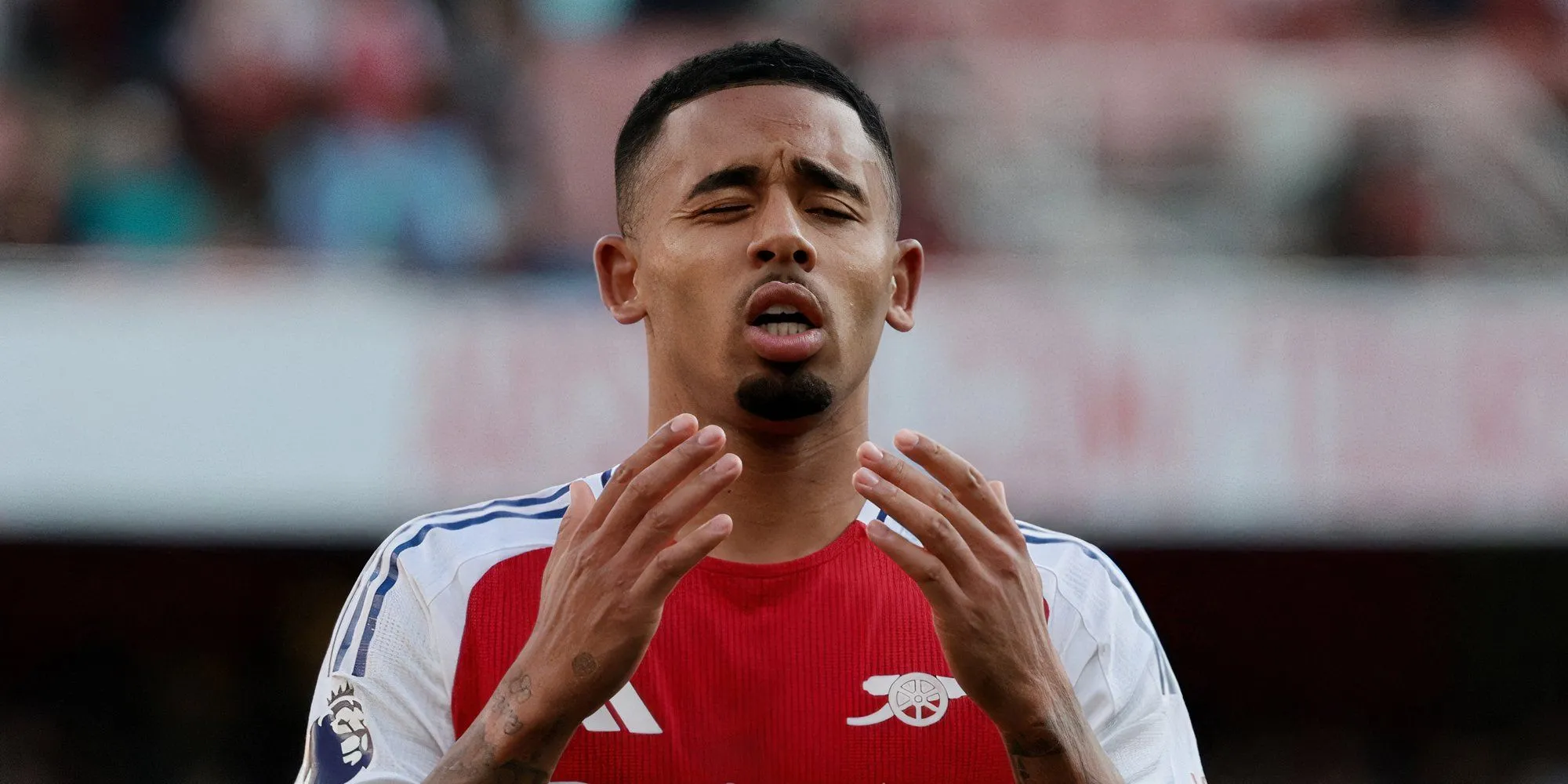 Gabriel Jesus trong màu áo Arsenal, hình ảnh tiền đạo người Brazil đang đối mặt với tương lai không chắc chắn tại câu lạc bộ.
