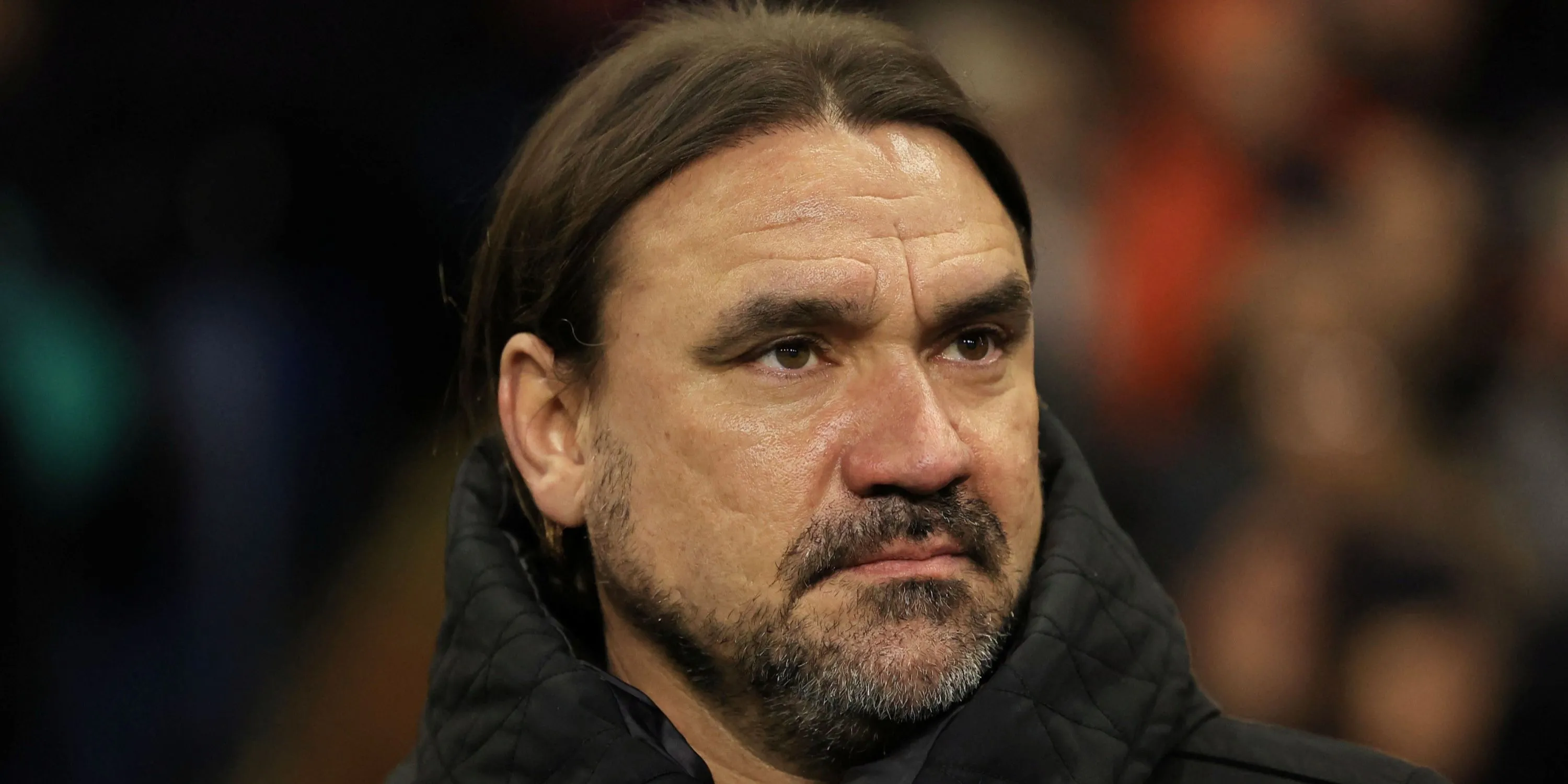Huấn luyện viên Daniel Farke của Leeds United đang theo dõi trận đấu từ khu vực kỹ thuật