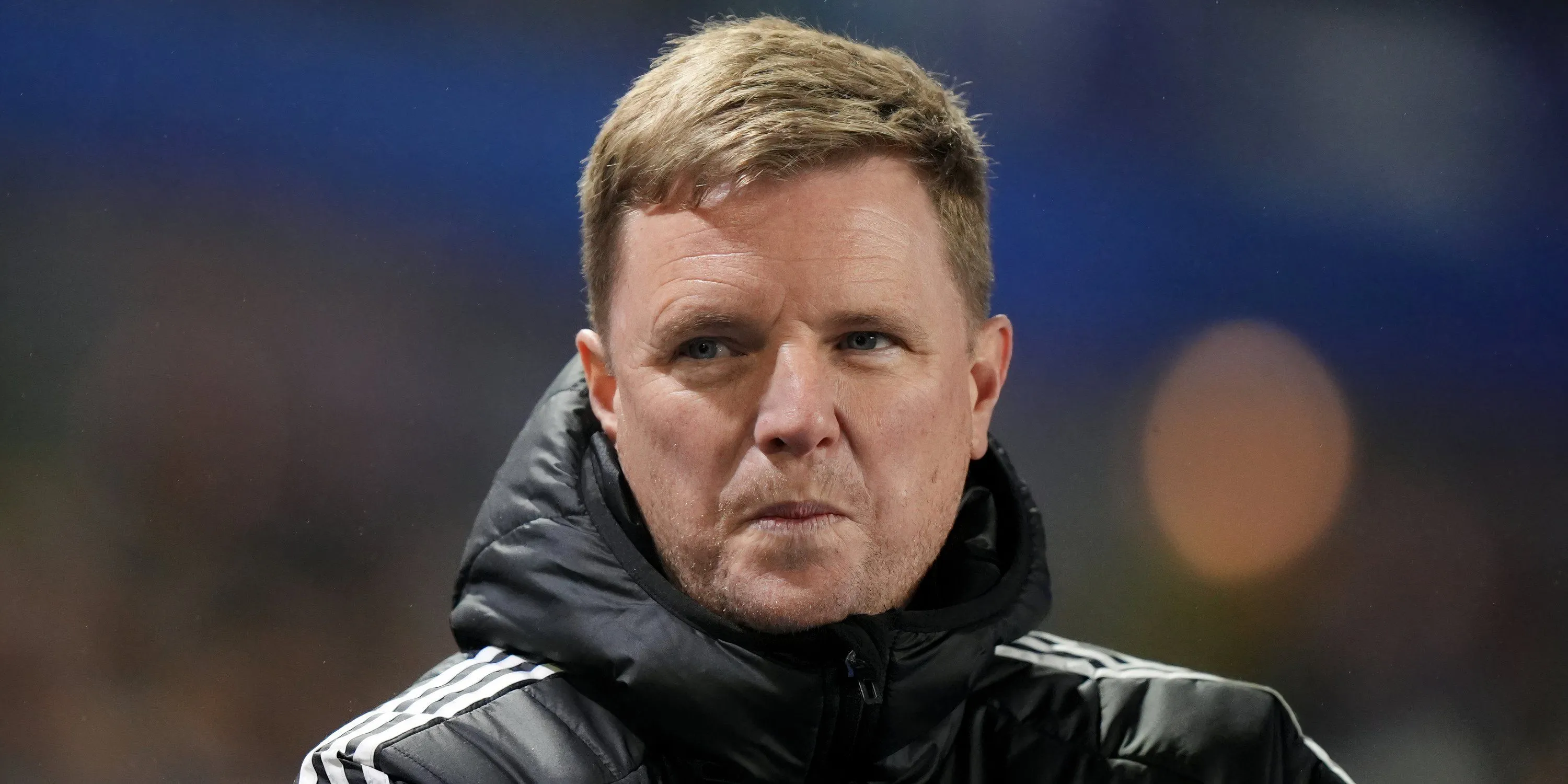 Huấn luyện viên Eddie Howe của Newcastle United trên đường biên quan sát trận đấu