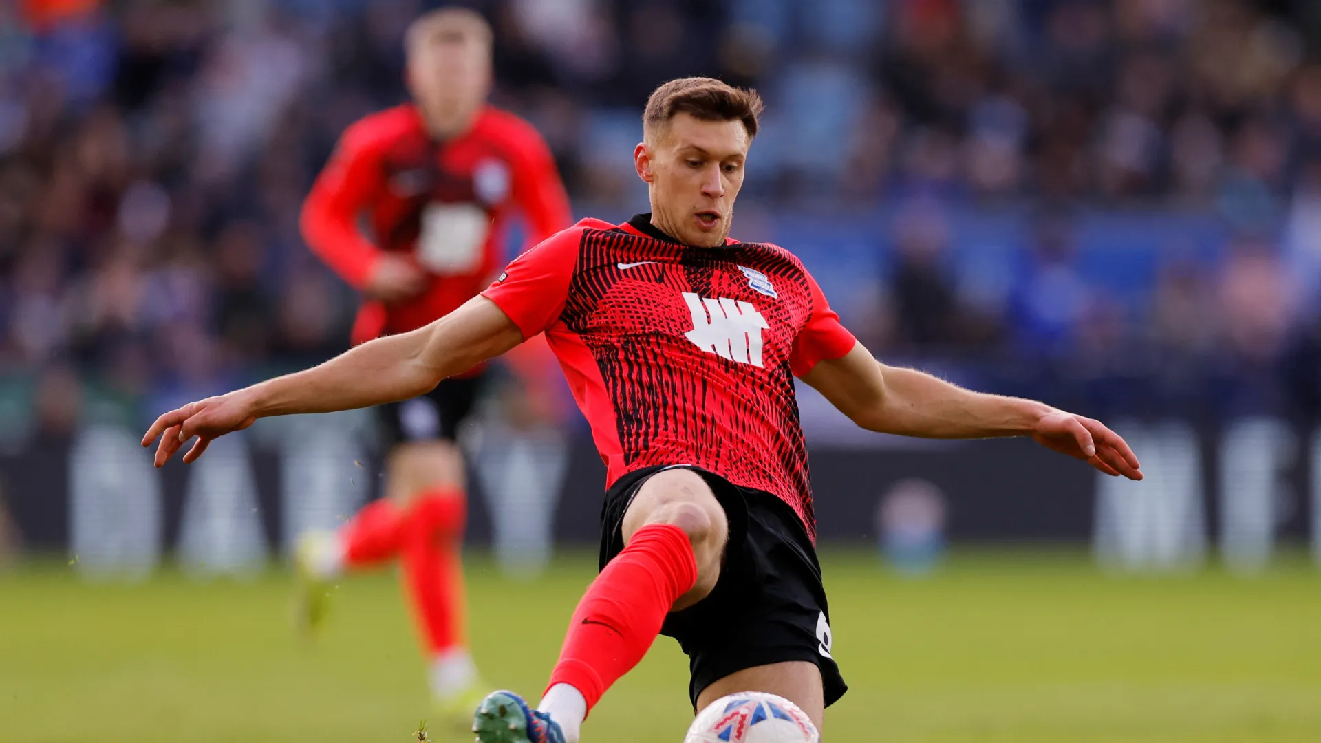Krystian Bielik trong màu áo Birmingham City đang thi đấu trên sân cỏ.