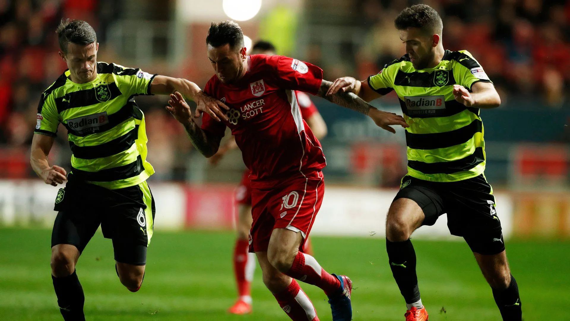 Lee Tomlin trong màu áo Bristol City thi đấu tại Championship