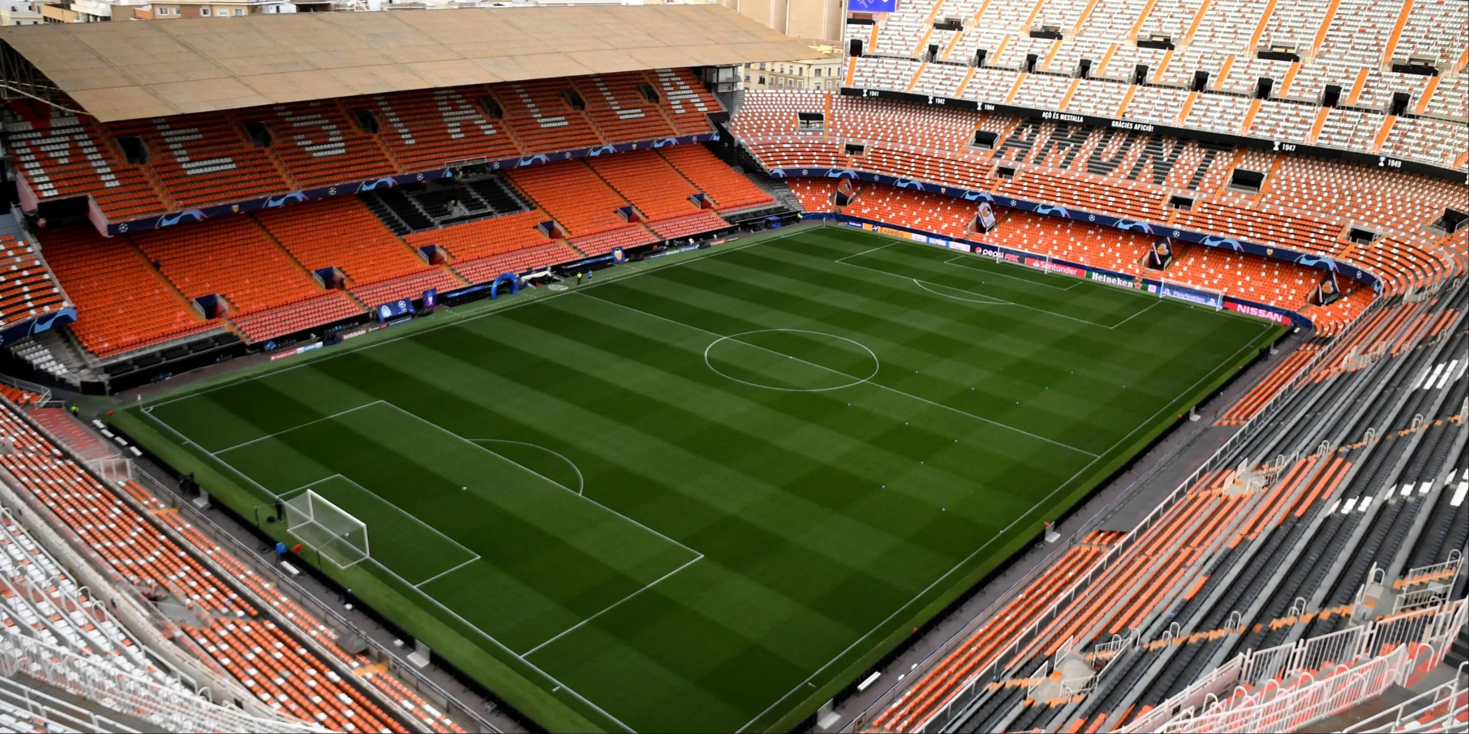 Sân vận động Mestalla cổ kính của Valencia với kiến trúc khán đài dốc độc đáo
