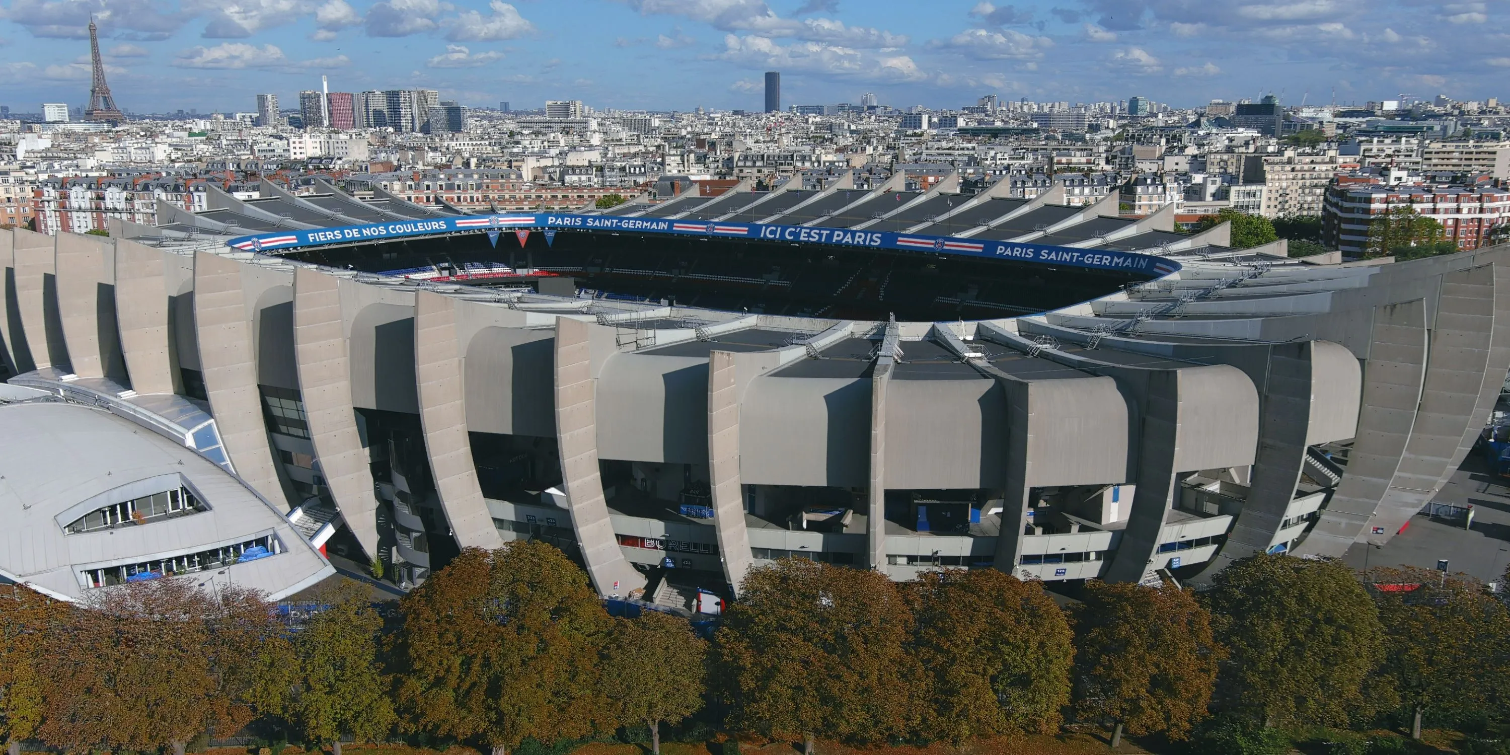Sân vận động Parc des Princes lung linh về đêm, sân nhà của Paris Saint-Germain