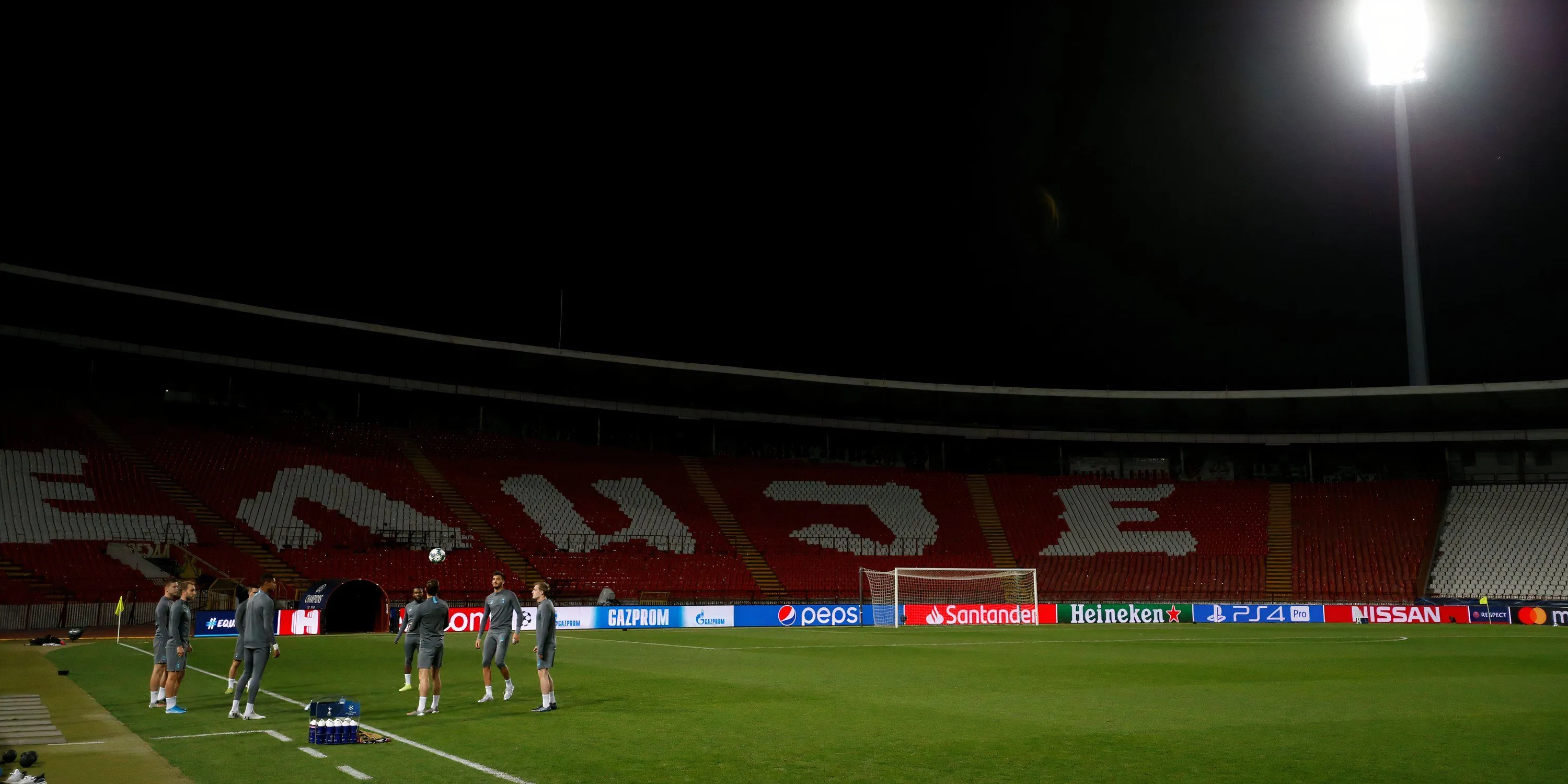 Sân vận động Rajko Mitic, &quot;Marakana&quot; của Red Star Belgrade, với khán đài cuồng nhiệt