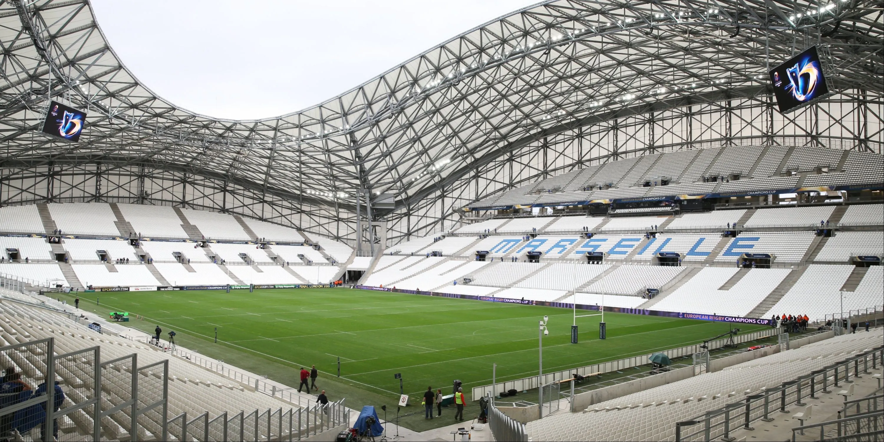 Sân vận động Stade Velodrome của Marseille, nổi bật với thiết kế mái vòm ấn tượng