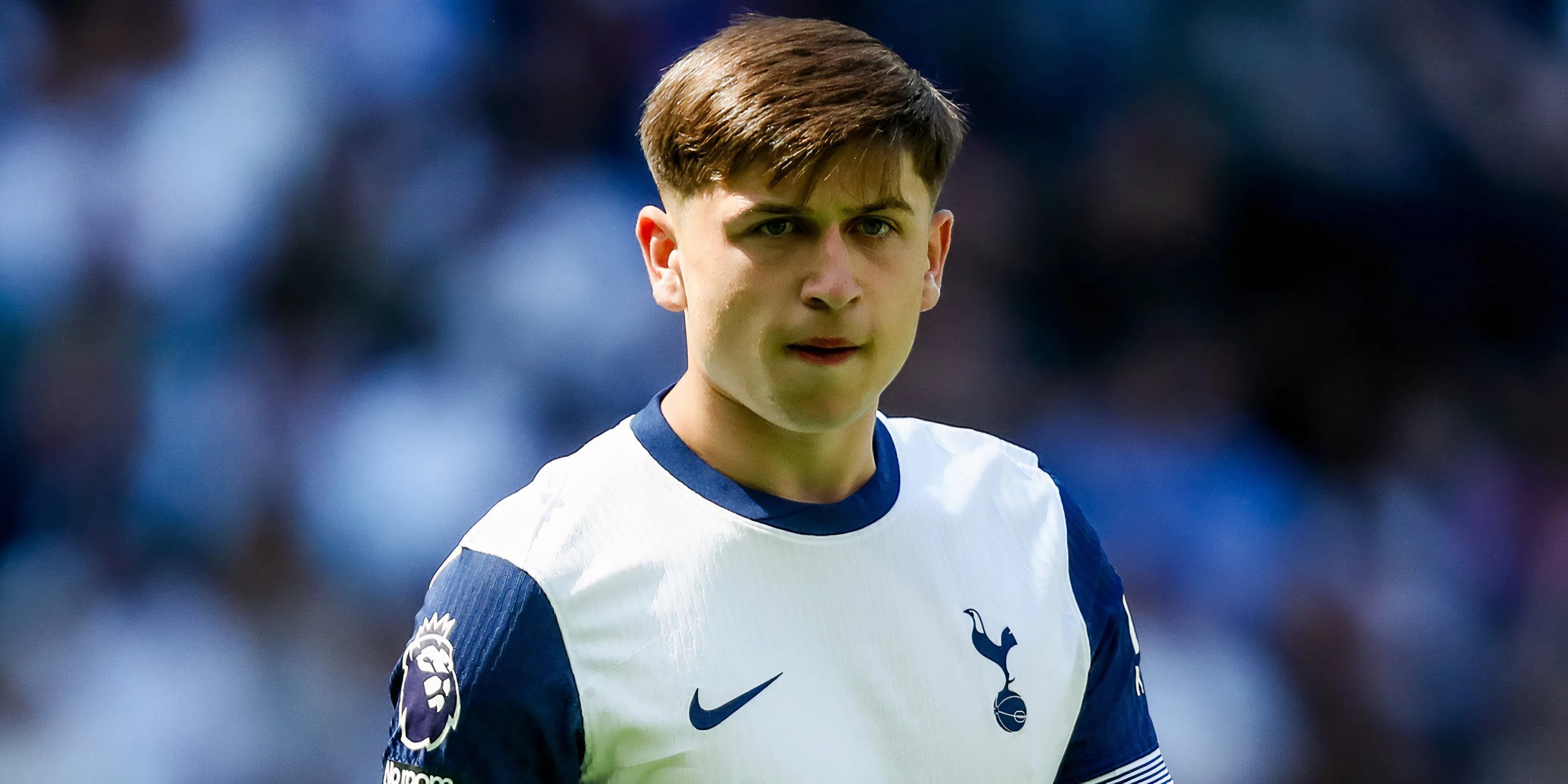 Tài năng trẻ Mikey Moore của Tottenham Hotspur trong một pha xử lý bóng trên sân.