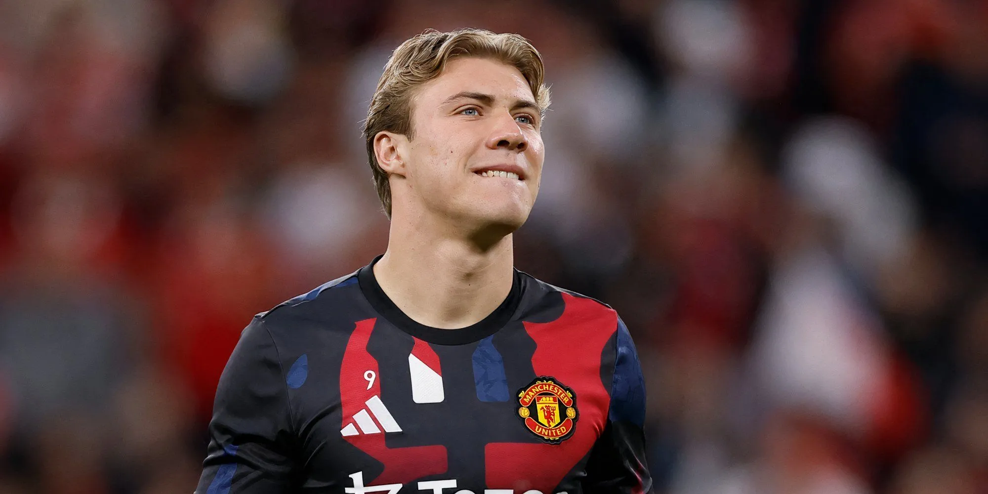 Tiền đạo Rasmus Hojlund trong màu áo Manchester United, đang thể hiện phong độ ấn tượng.