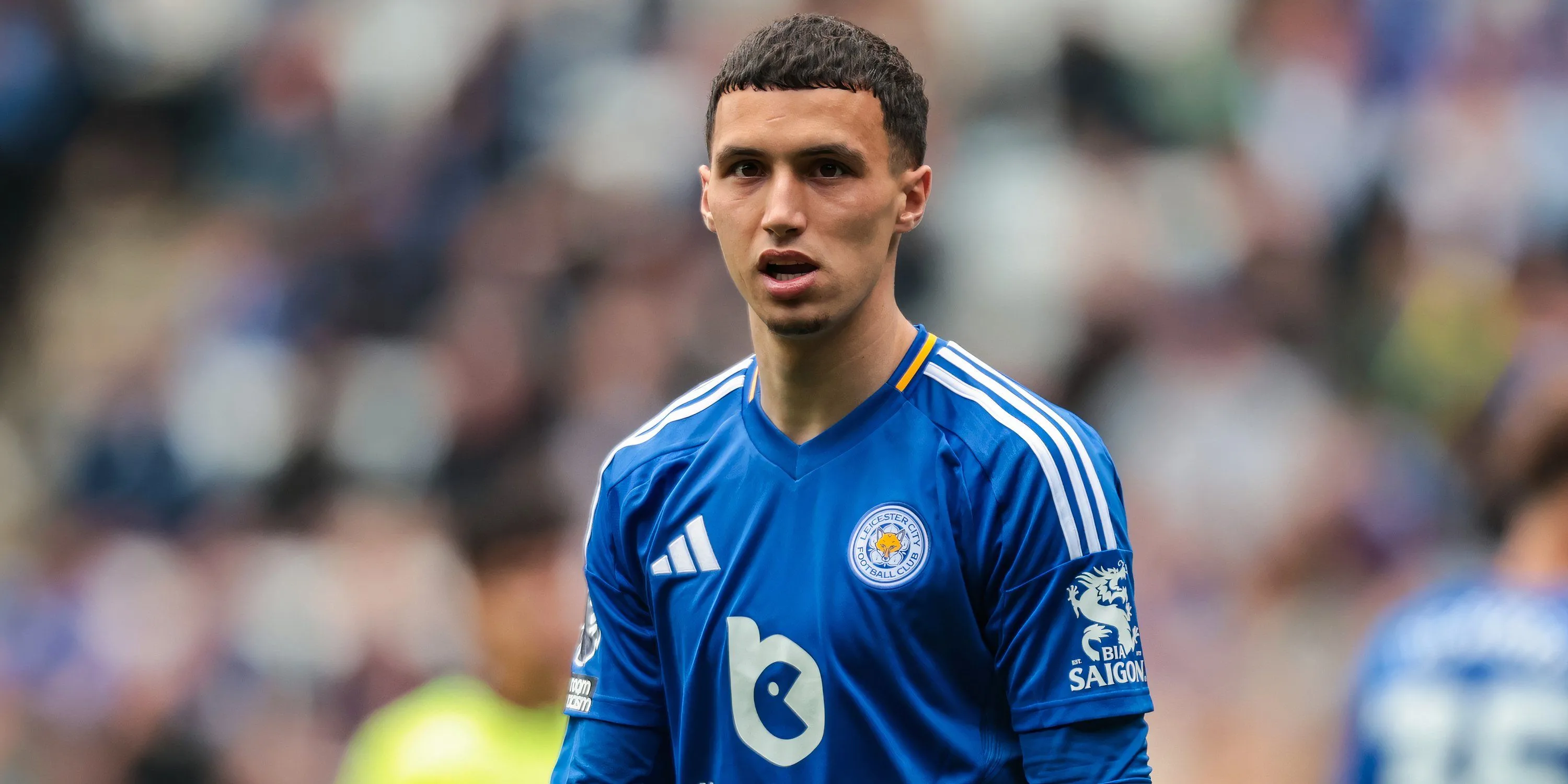 Tiền vệ Bilal El Khannouss trong màu áo Leicester City đang nỗ lực thi đấu