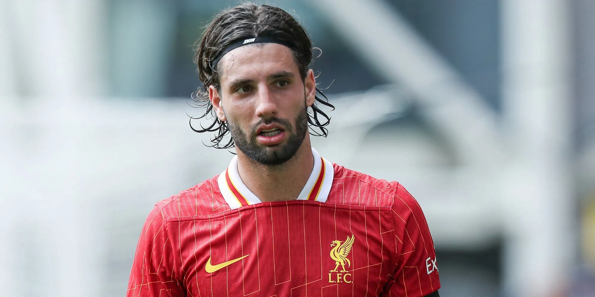 Tiền vệ Dominik Szoboszlai của Liverpool thi đấu đa năng trên sân