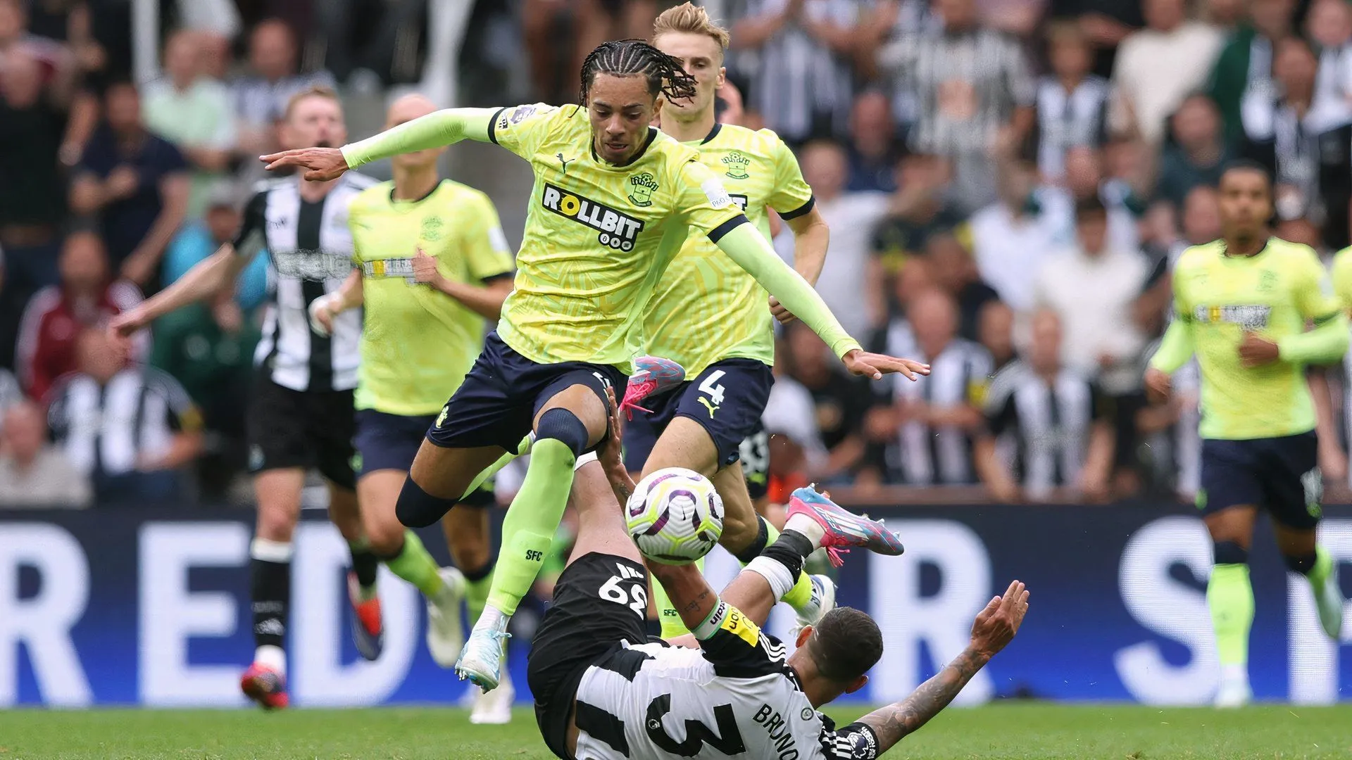 Tiền vệ Samuel Edozie trong màu áo của Southampton
