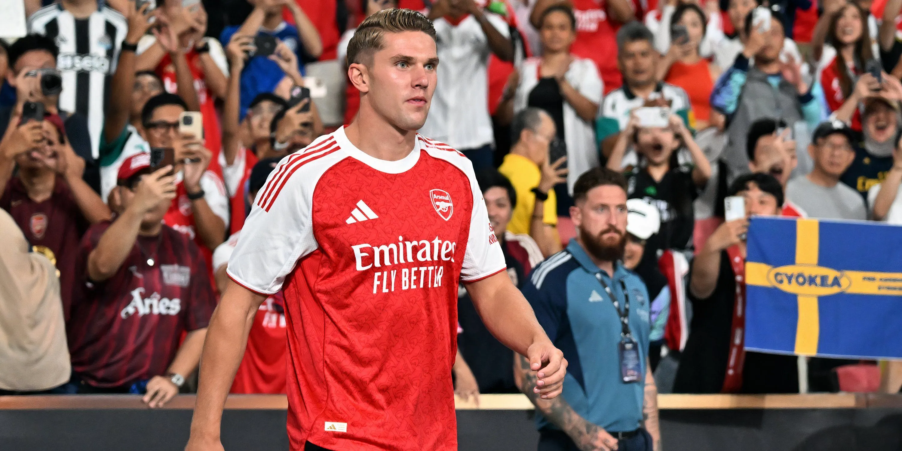 Viktor Gyokeres trong màu áo Arsenal, đối mặt với áp lực từ chiếc áo số 14 của Thierry Henry