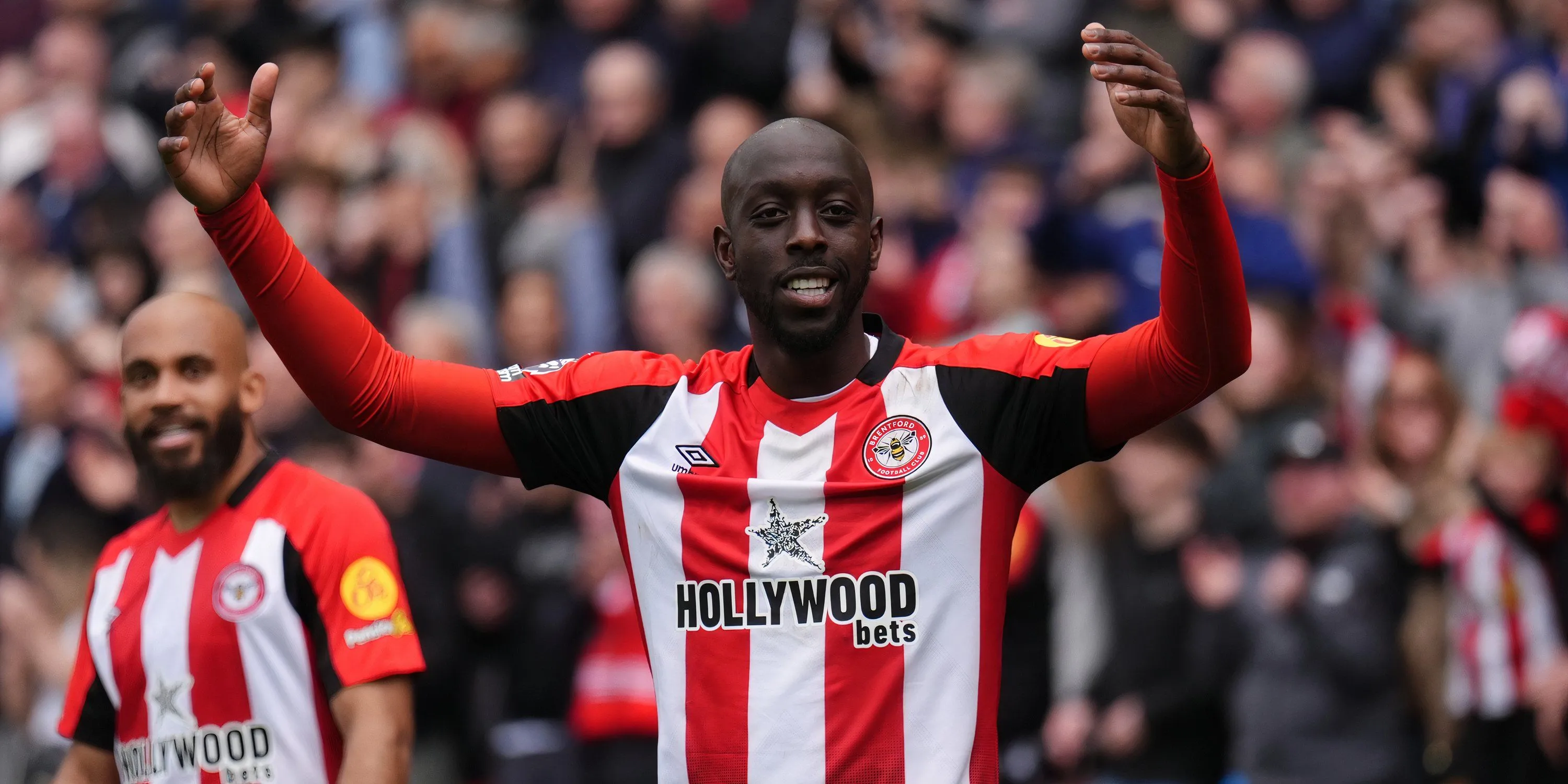 Yoane Wissa ăn mừng sau khi ghi bàn cho Brentford
