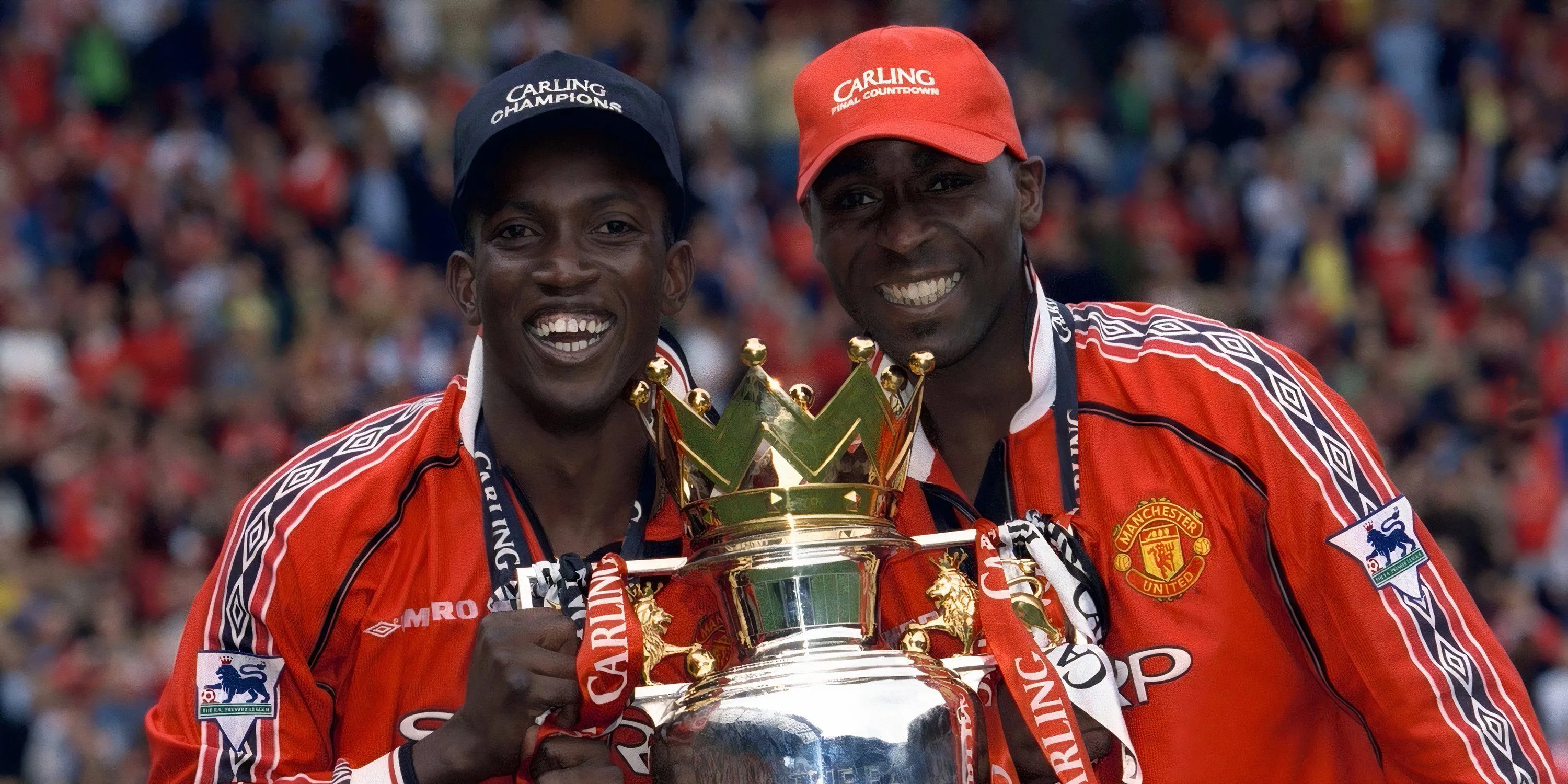 Dwight Yorke và Andy Cole ăn mừng bàn thắng, bộ đôi huyền thoại của Manchester United.