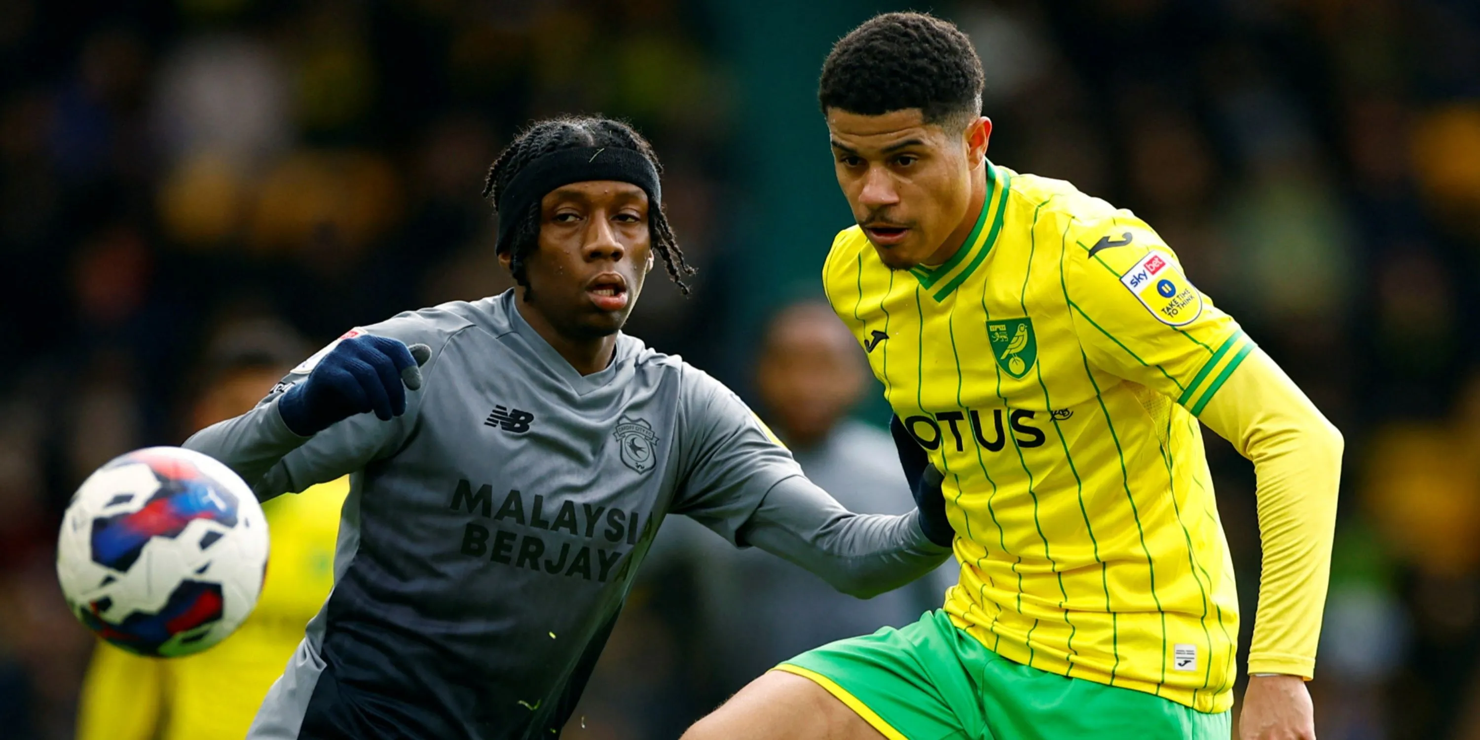 Gabriel Sara trong màu áo Norwich City, tiền vệ tấn công sáng giá được Leeds United quan tâm chiêu mộ.