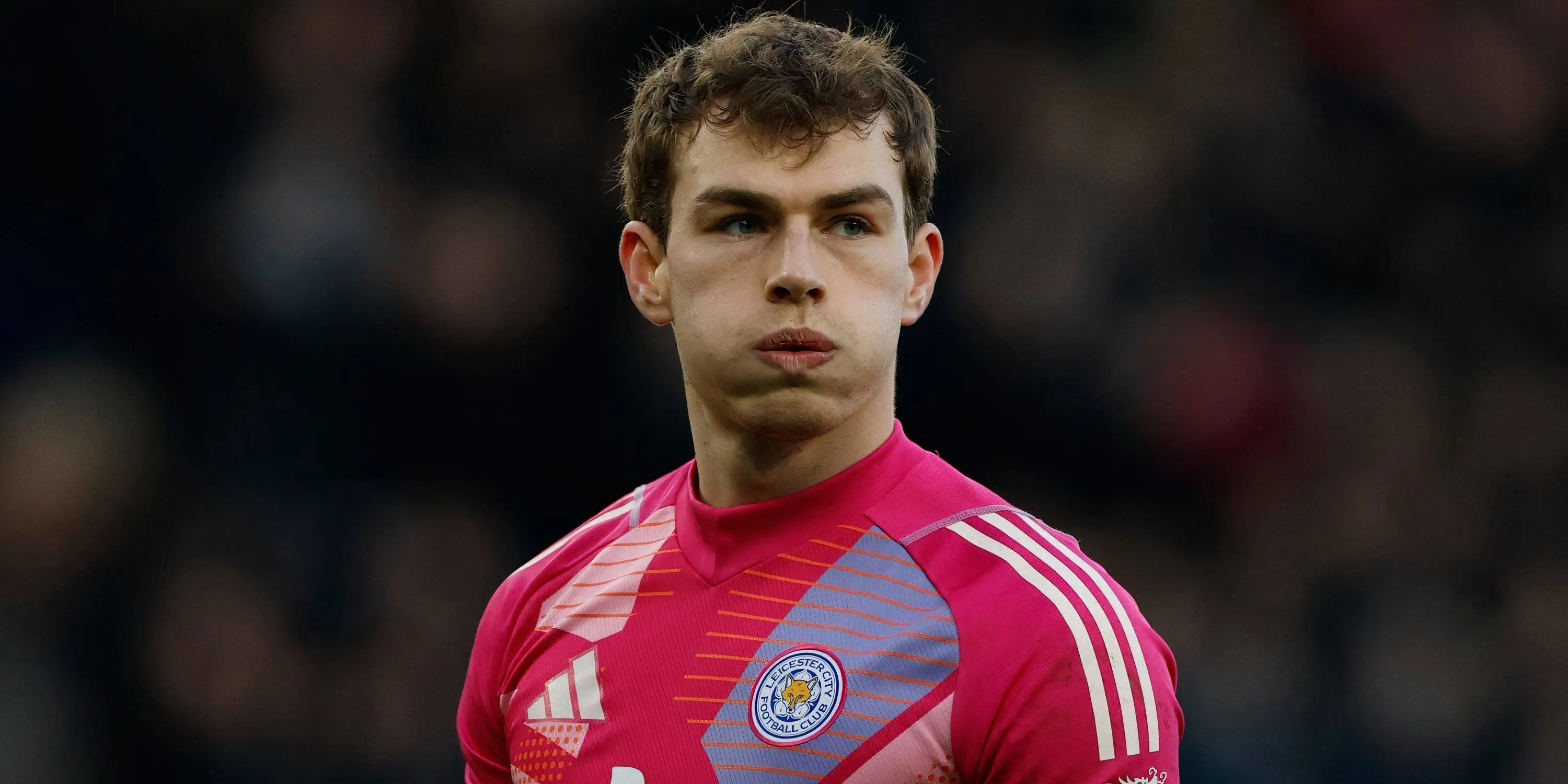 Mads Hermansen, thủ môn của Leicester City, trong một pha cản phá tại Premier League