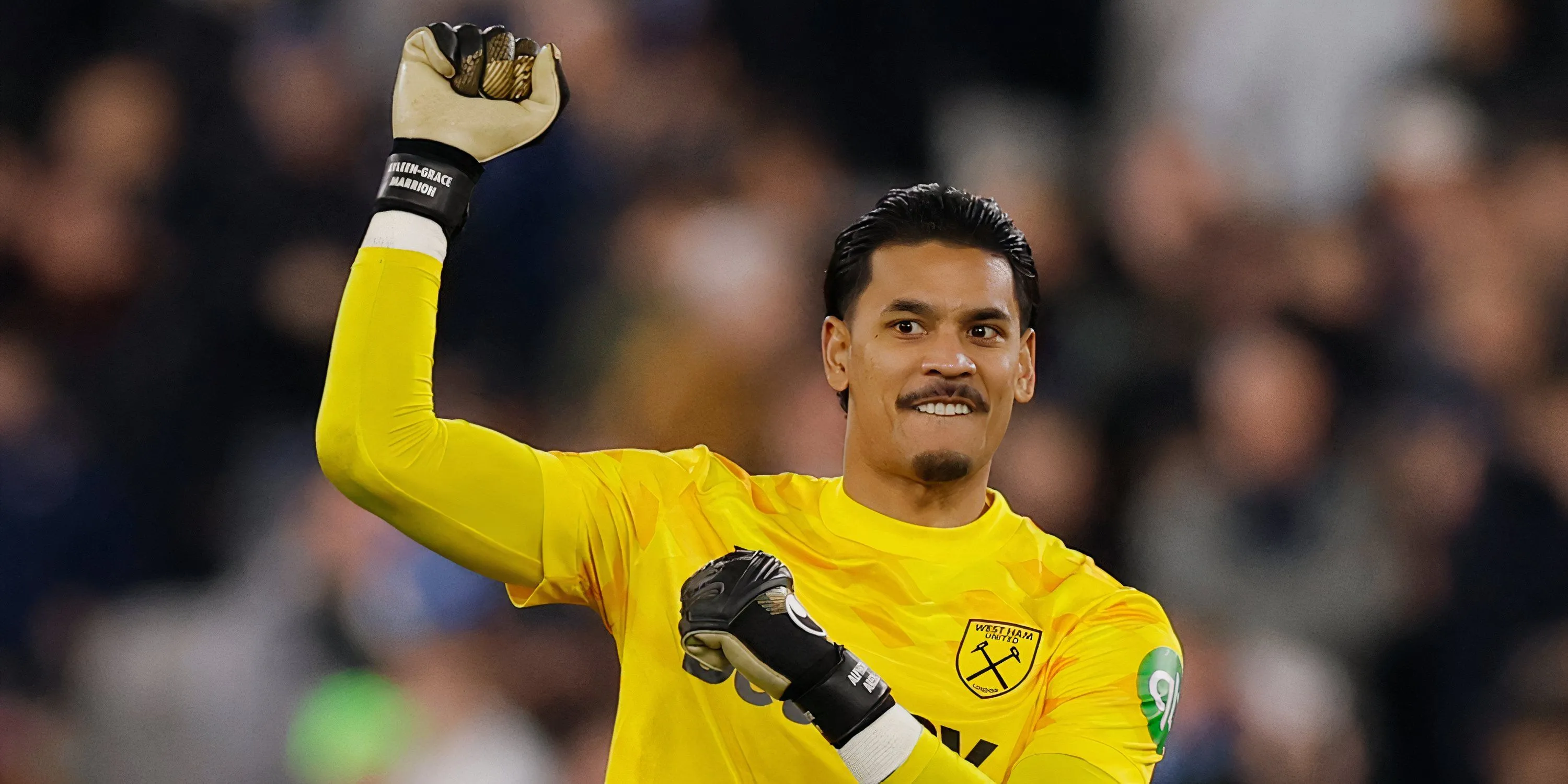 Thủ môn Alphonse Areola của West Ham trong một trận đấu Premier League