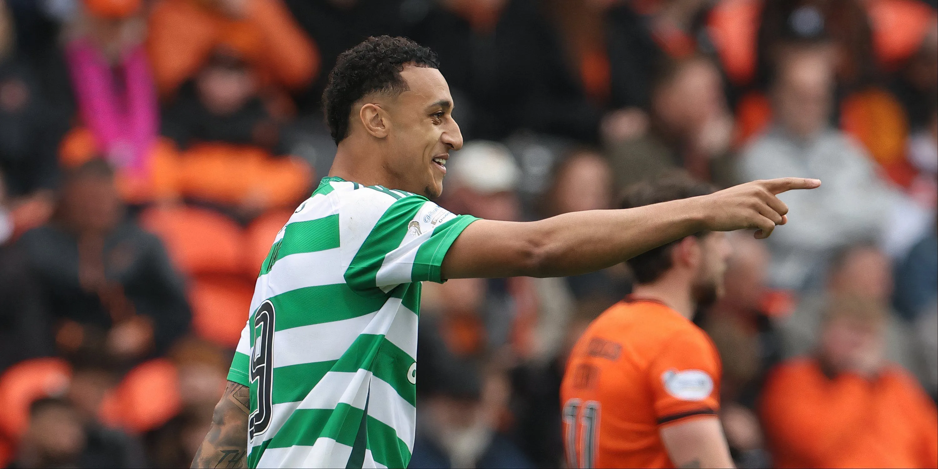 Tiền đạo Adam Idah của Celtic trong một pha bóng tấn công tại giải VĐQG Scotland