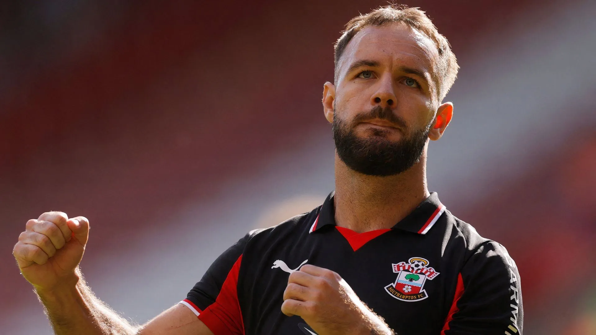 Adam Armstrong sút bóng cho Southampton trong trận gặp Brighton, biểu tượng chân chuyền và ghi bàn mùa 2025/26