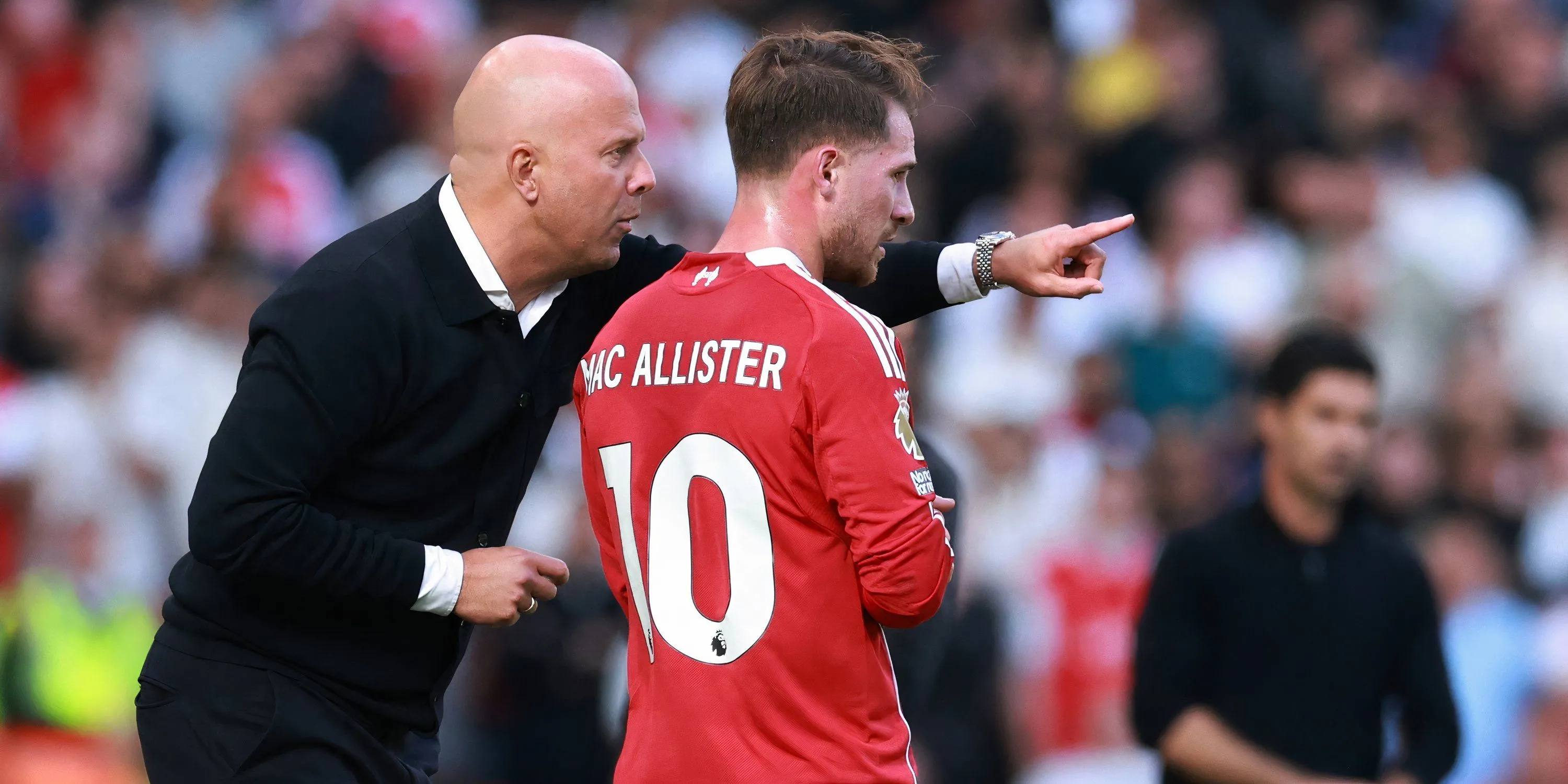 Alexis Mac Allister cùng HLV Arne Slot trên sân Anfield
